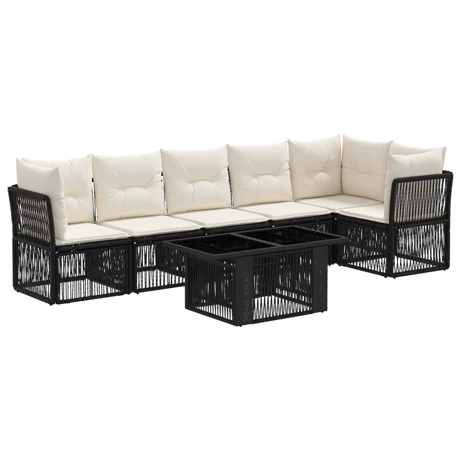 Schwarzes Rattan-Outdoor-Sectional-Sofa mit cremefarbenen Kissen und passendem Glastisch auf weißem Hintergrund.