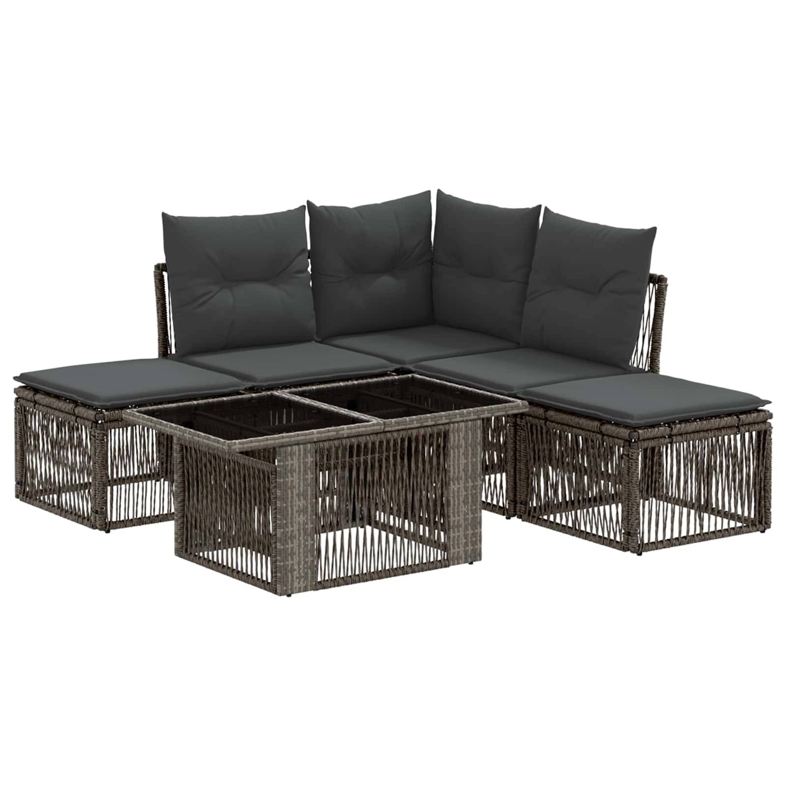 Rattan-Außenlounge-Set mit dunklen Kissen und zwei passenden Glastischen.