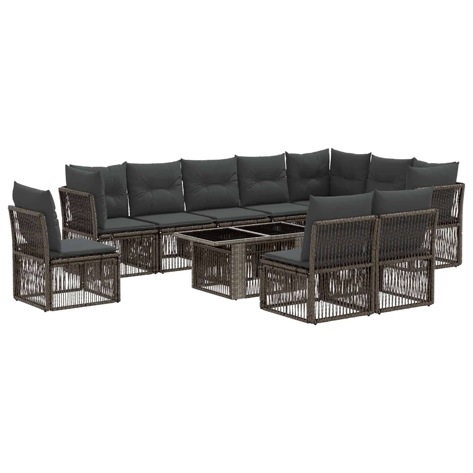 Outdoor-Rattangarnitur für Terrassenbereich mit dunklen Sitzkissen, passenden Stühlen und zwei Glastische mit weißem Hintergrund