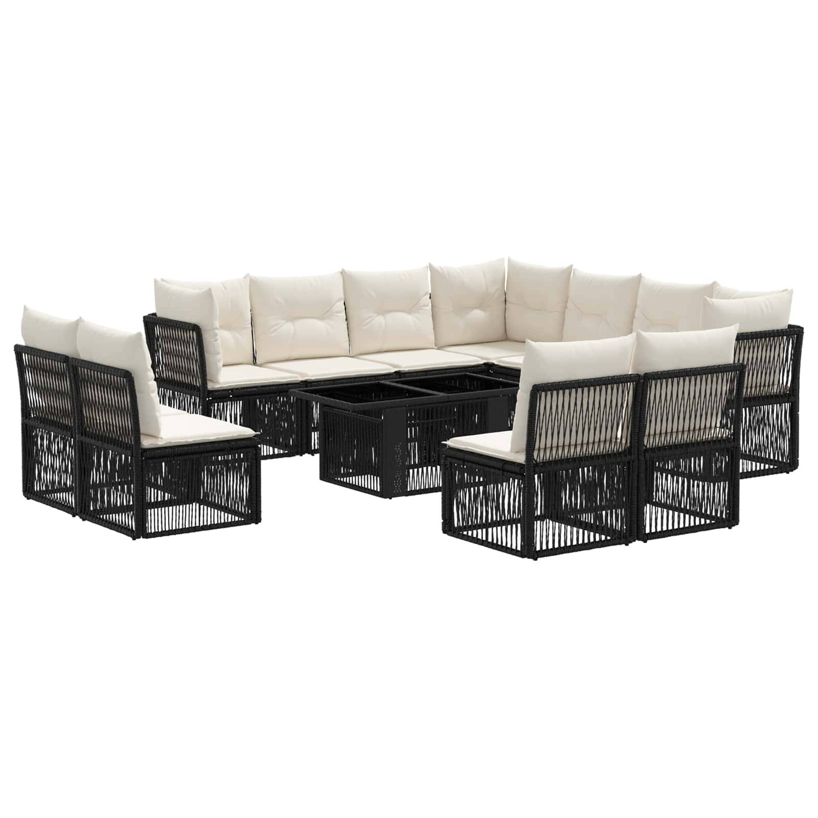 Schwarzes Rattan-Außensofa-Set mit Creme-Kissen, das um einen zentralen Couchtisch auf weißem Hintergrund angeordnet ist.