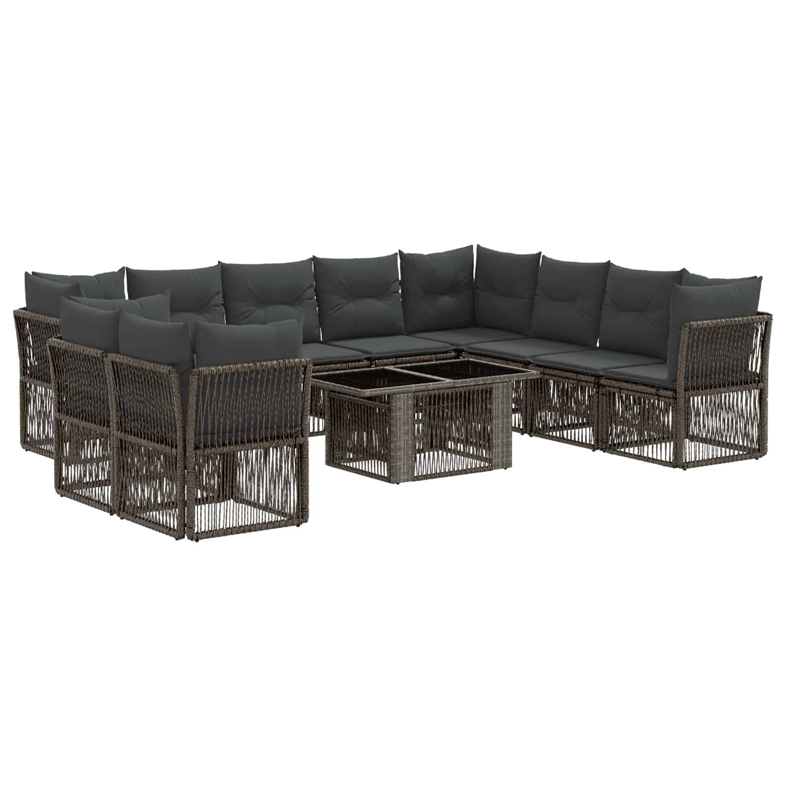 Outdoor-Loungegarnitur mit Patio-Sofa, grauem Polster und geflochtenem braunem Rattanrahmen, einschließlich passendem Couchtisch.