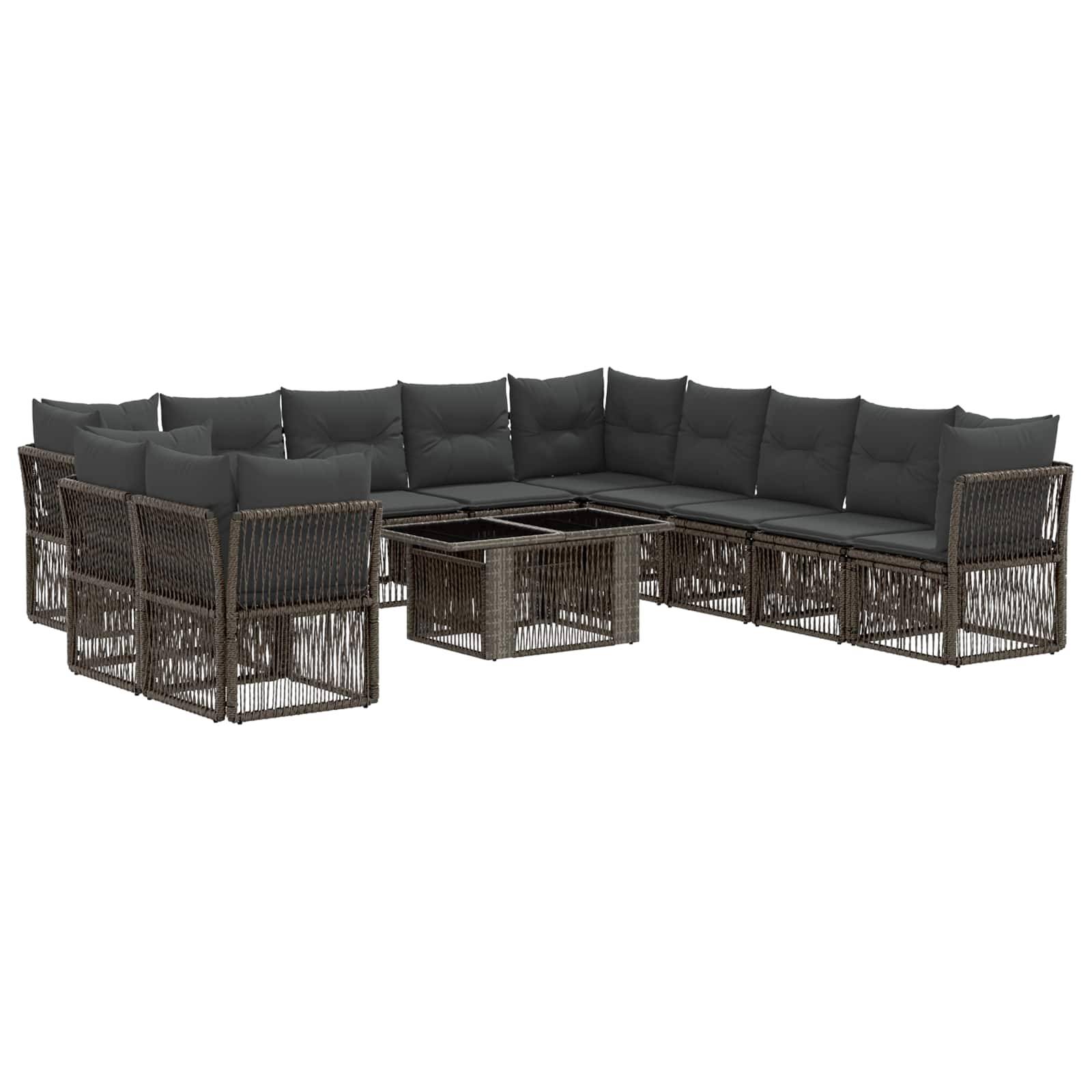 Braunes Rattan-Außenecksofa mit dunkelgrauen Kissen und passendem quadratischem Couchtisch auf weißem Hintergrund.