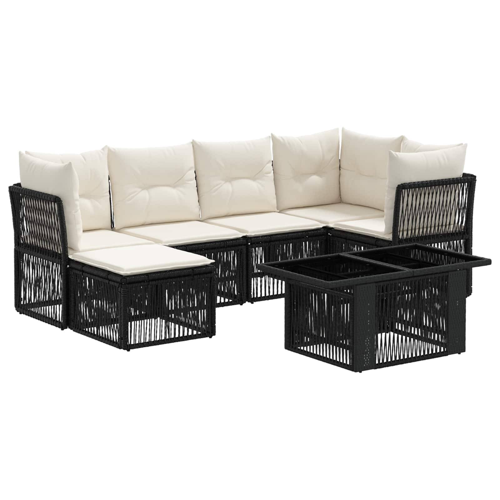 Schwarze Gartensofagarnitur aus Polyrattan mit cremefarbenen Kissen und passendem Couchtisch mit Glasplatte auf weißem Hintergrund.