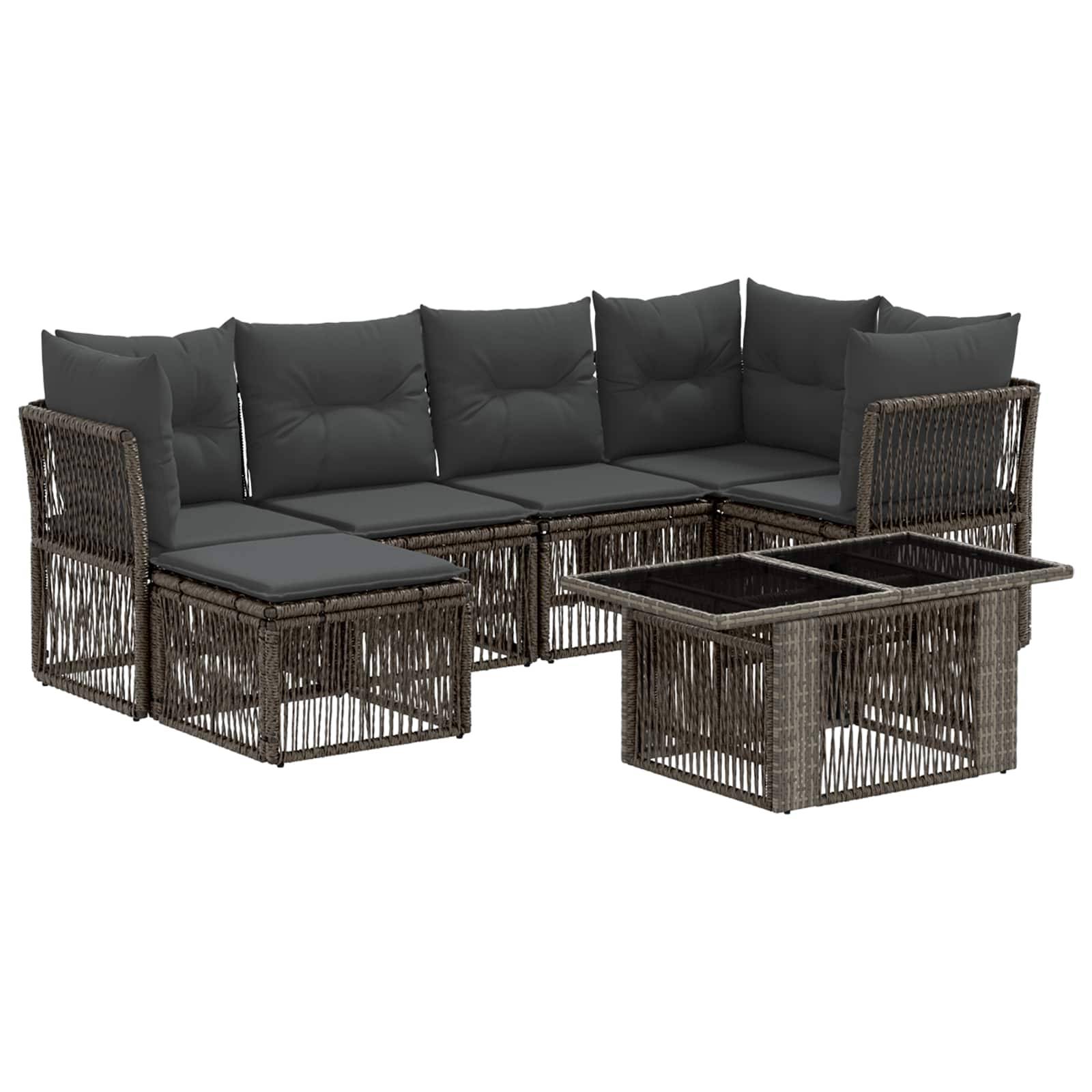 Dunkles Polyrattan-Außensektionalsofa mit grauen Kissen und zwei Glastische auf weißem Hintergrund.