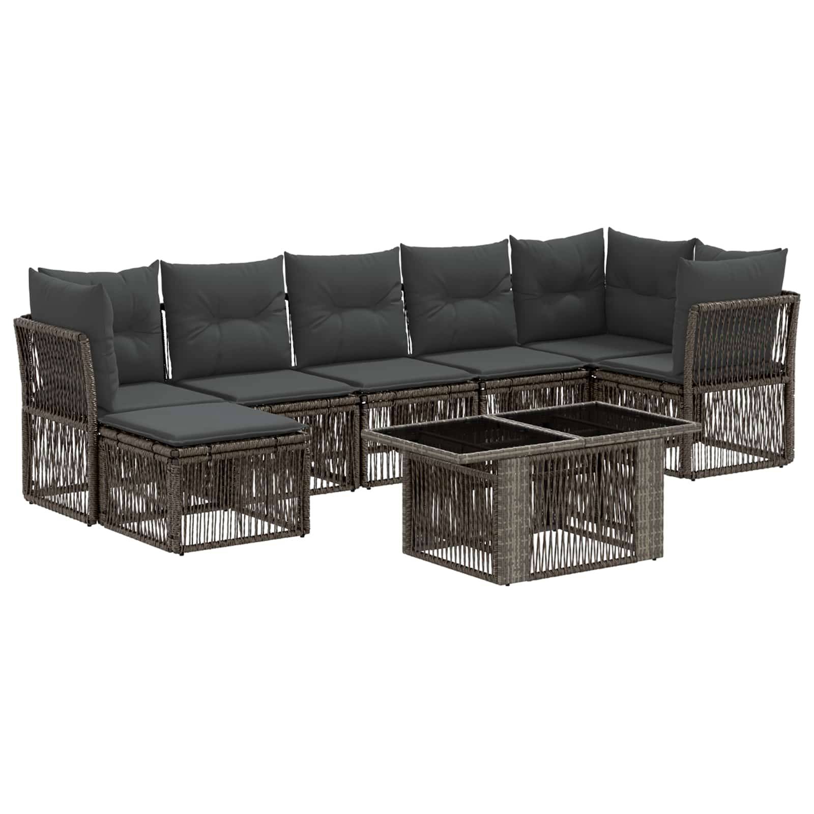 Outdoor-Rattanpolstergarnitur mit dunklen Kissen und passenden quadratischen Couchtischen auf weißem Hintergrund.