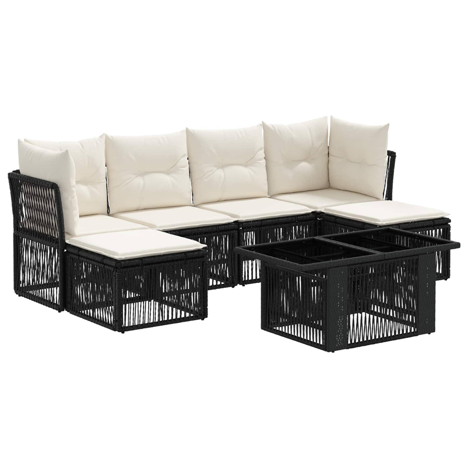 Schwarzes Gartensektionalsofa aus Polyrattan mit weißen Kissen und passendem rechteckigem Couchtisch auf weißem Hintergrund.