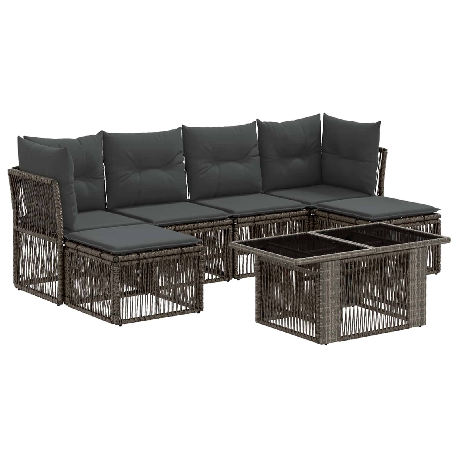 Modulares Außensofa-Set mit dunklen Kissen, Rattangestell und passendem Couchtisch mit Glasplatte.