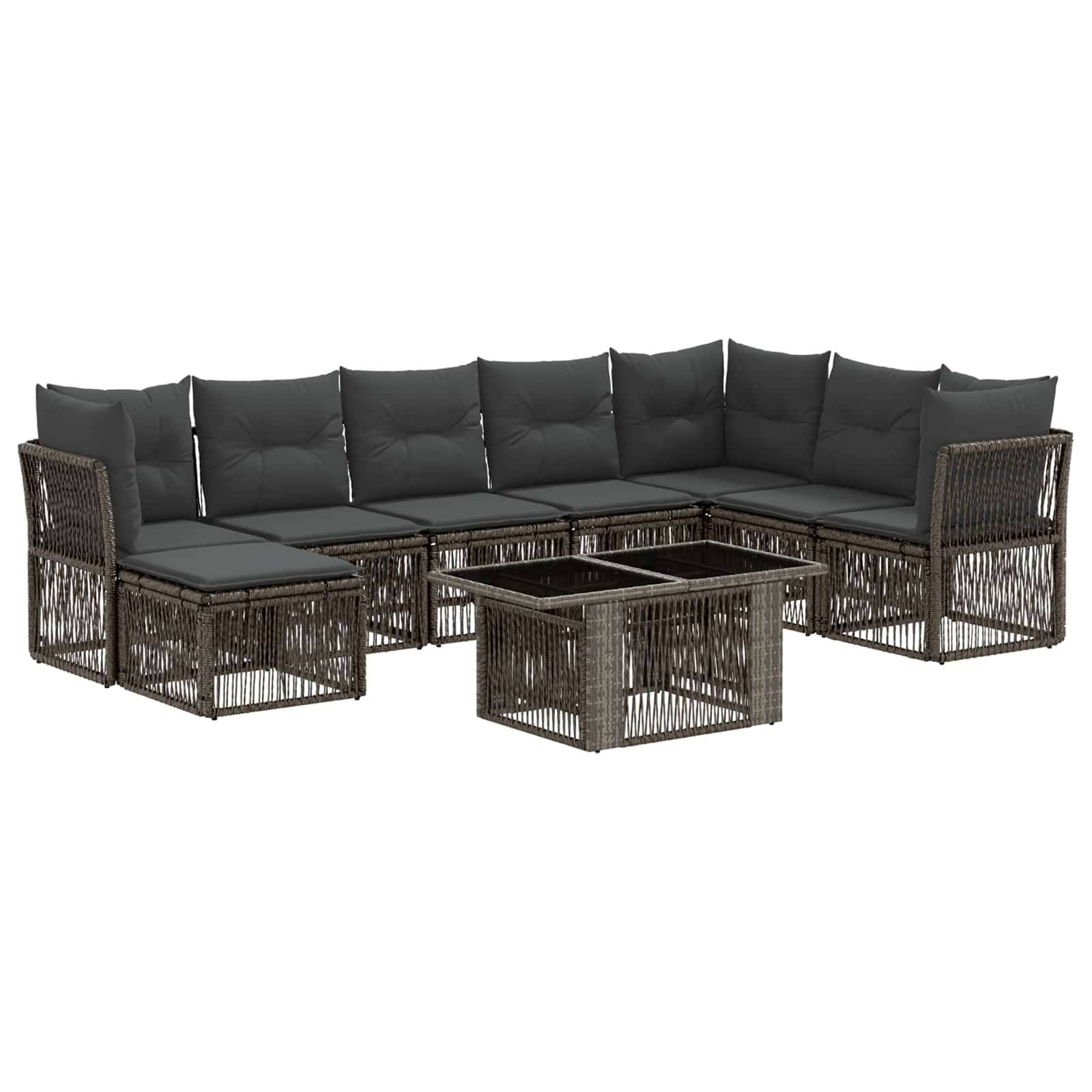 Rattan-Gartensofagarnitur mit dunklen Kissen und passendem quadratischem Couchtisch auf weißem Hintergrund.