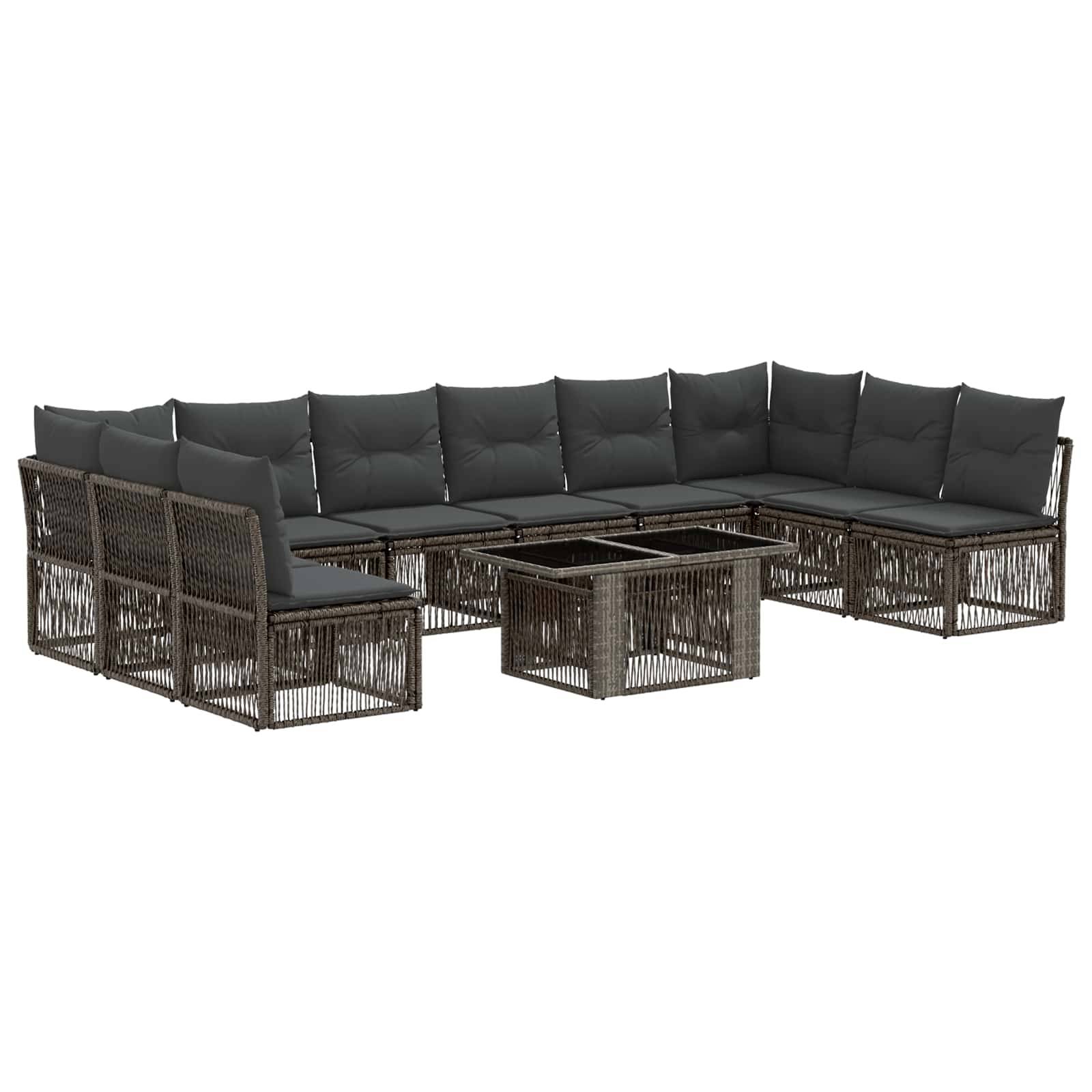 Braunes Rattan-Outdoor-Sektionis-Sofaset mit dunklen Kissen und passendem quadratischem Couchtisch auf weißem Hintergrund.