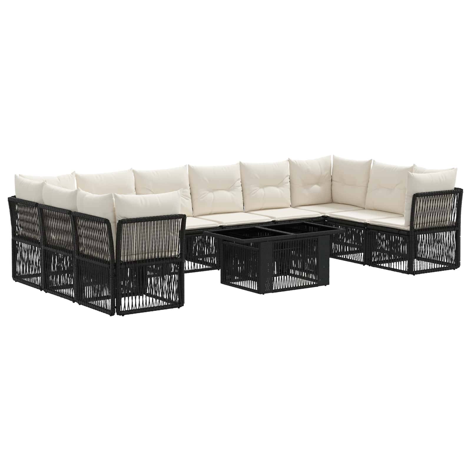 Schwarzes Korbgeflecht-Sitzkombinations-Außensofa mit cremefarbenen Kissen und passendem quadratischem Couchtisch auf weißem Hintergrund.