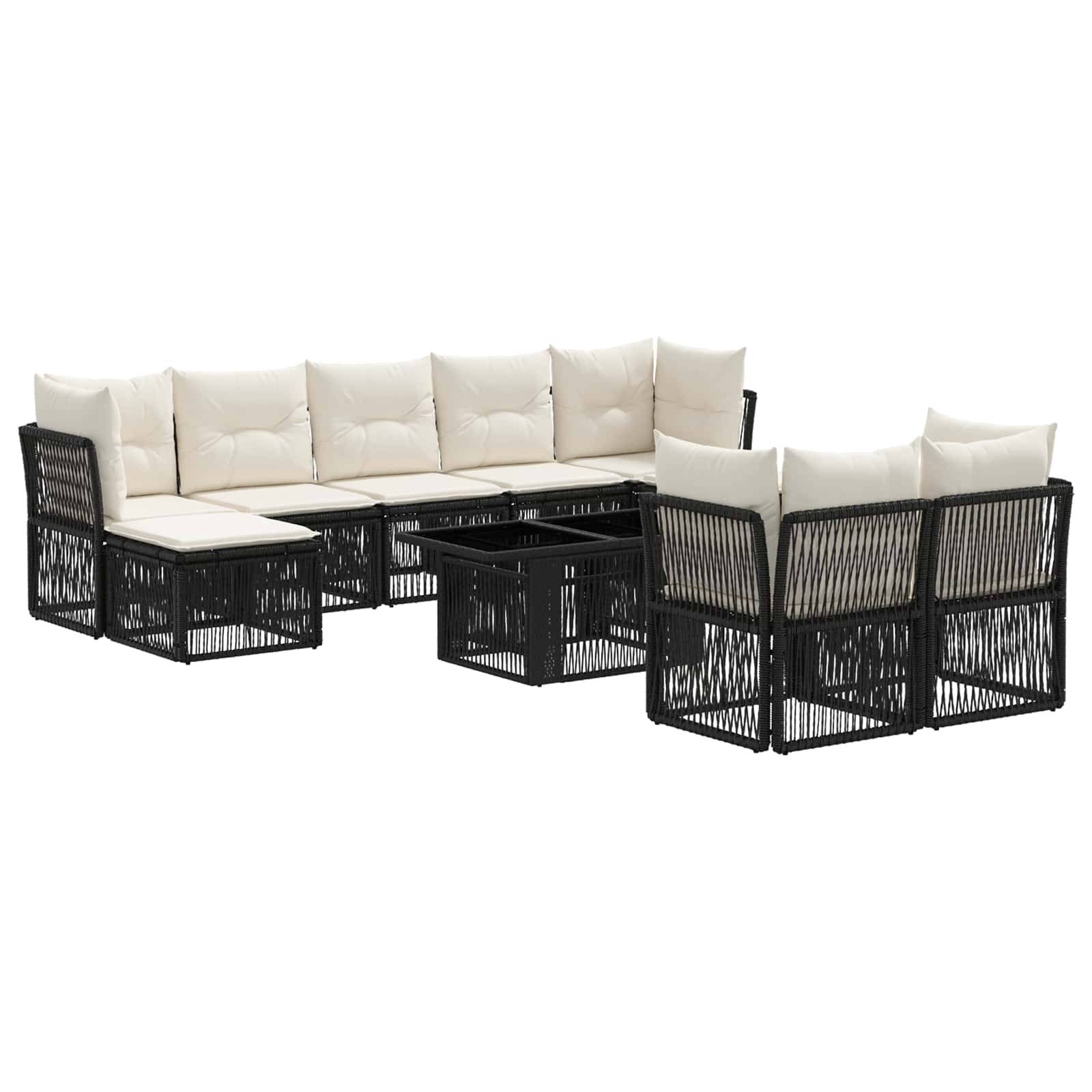 Schwarzes Rattan-Loungeset für den Außenbereich mit cremefarbenen Kissen und zwei quadratischen Couchtischen auf weißem Hintergrund.