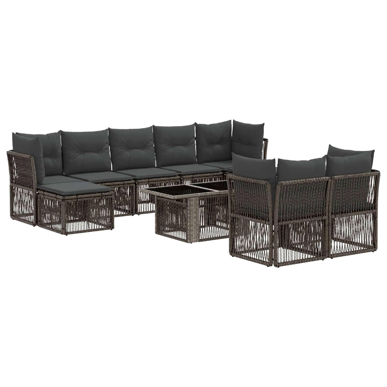 Modulare Outdoor-Terrassensitzgruppe mit dunklem Rattanrahmen, schwarzen Kissen, Ottomane und Glastischen auf weißem Hintergrund.