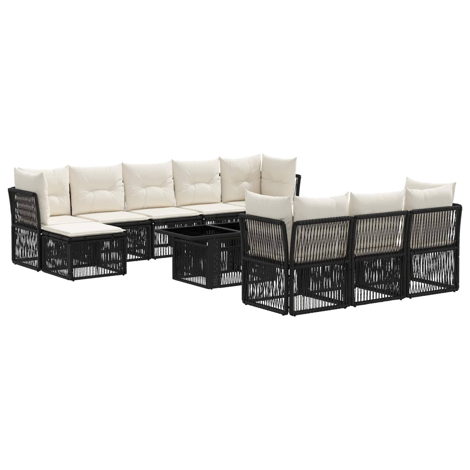 Modulares Outdoor-Sitzmöbel-Set aus schwarzem Rattan mit cremefarbenen Kissen und passenden Couchtischen auf weißem Hintergrund.