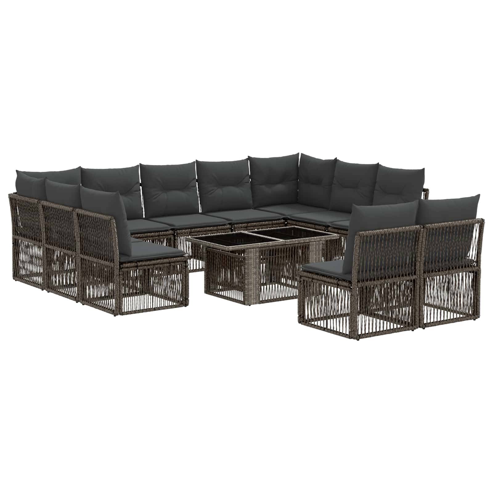 Braunes Rattan-Außenbereichs-Sofa-Set mit dunkelgrauen Kissen und passendem Glastisch, in U-Form angeordnet.