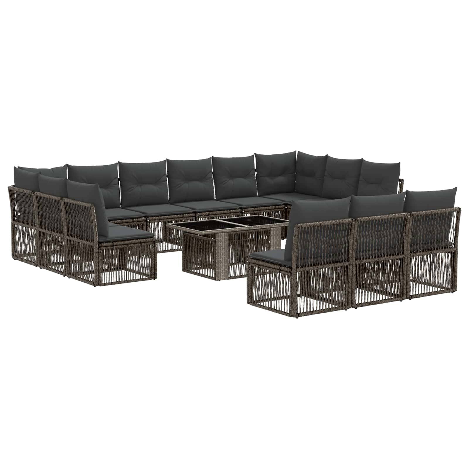 Braunes Rattan-Gartensofaset mit dunkelgrauen Kissen und zwei passenden Couchtischen auf weißem Hintergrund.