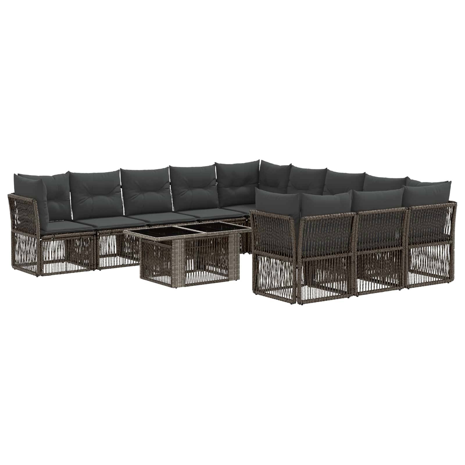 Braunes Rattangarnituren-Sofa für den Außenbereich mit dunklen Kissen, einschließlich zwei quadratischer Couchtische und passendem Eckbestuhlung.