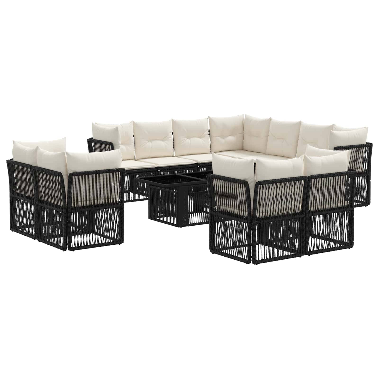 Schwarzes geflochtenes Rattan-Ecksofa für die Terrasse mit cremefarbenen Kissen und passendem quadratischem Couchtisch, angeordnet in L-förmiger Gesprächsanordnung.