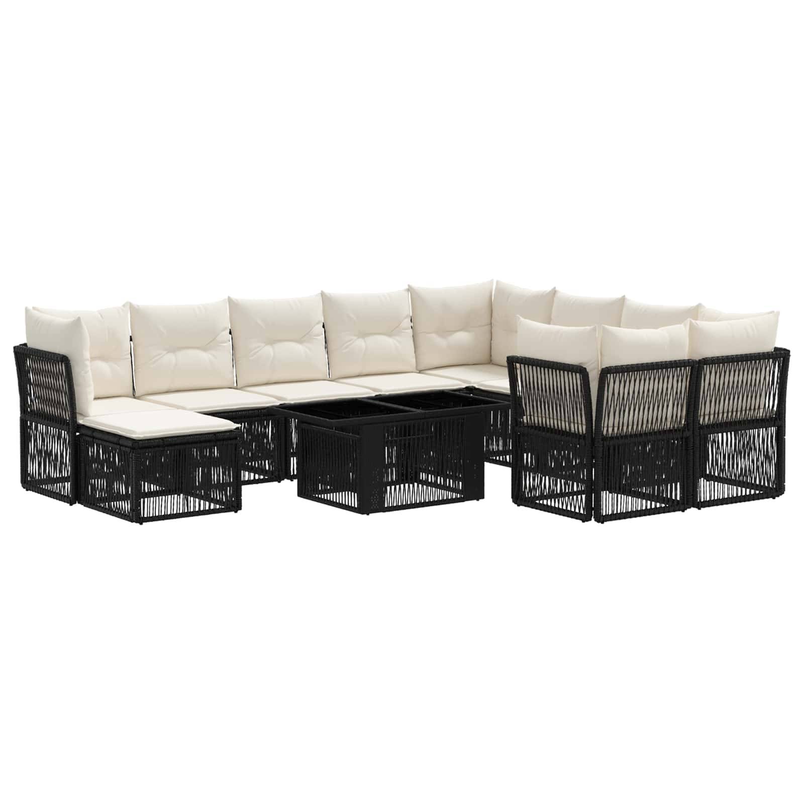 Schwarzes Rattan-Außensofa-Set mit cremefarbenen Kissen und passendem Couchtisch auf weißem Hintergrund.