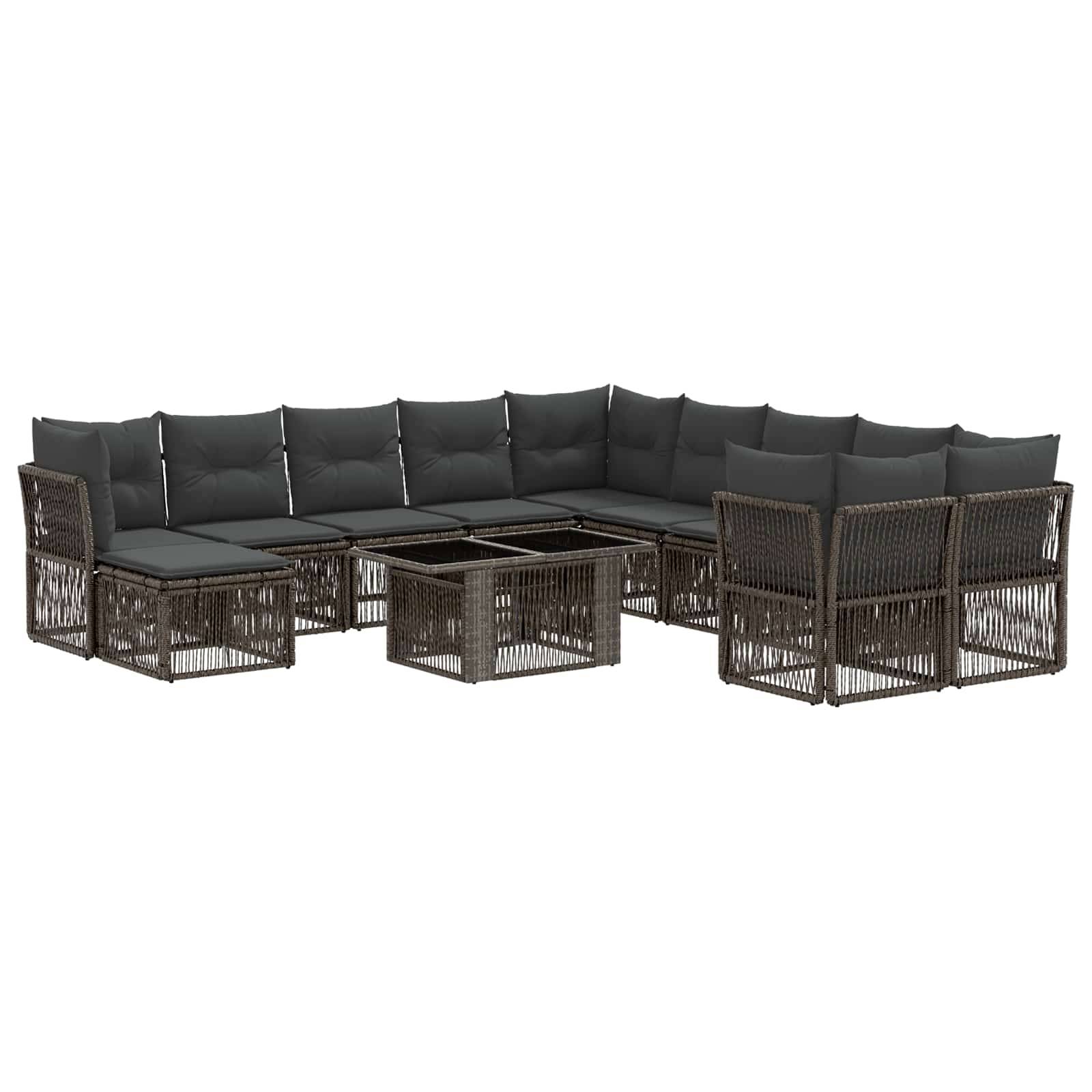 Dunkles Rattan L-förmiges Outdoor-Loungesofa-Set mit grauen Kissen und passendem quadratischen Couchtisch auf weißem Hintergrund.