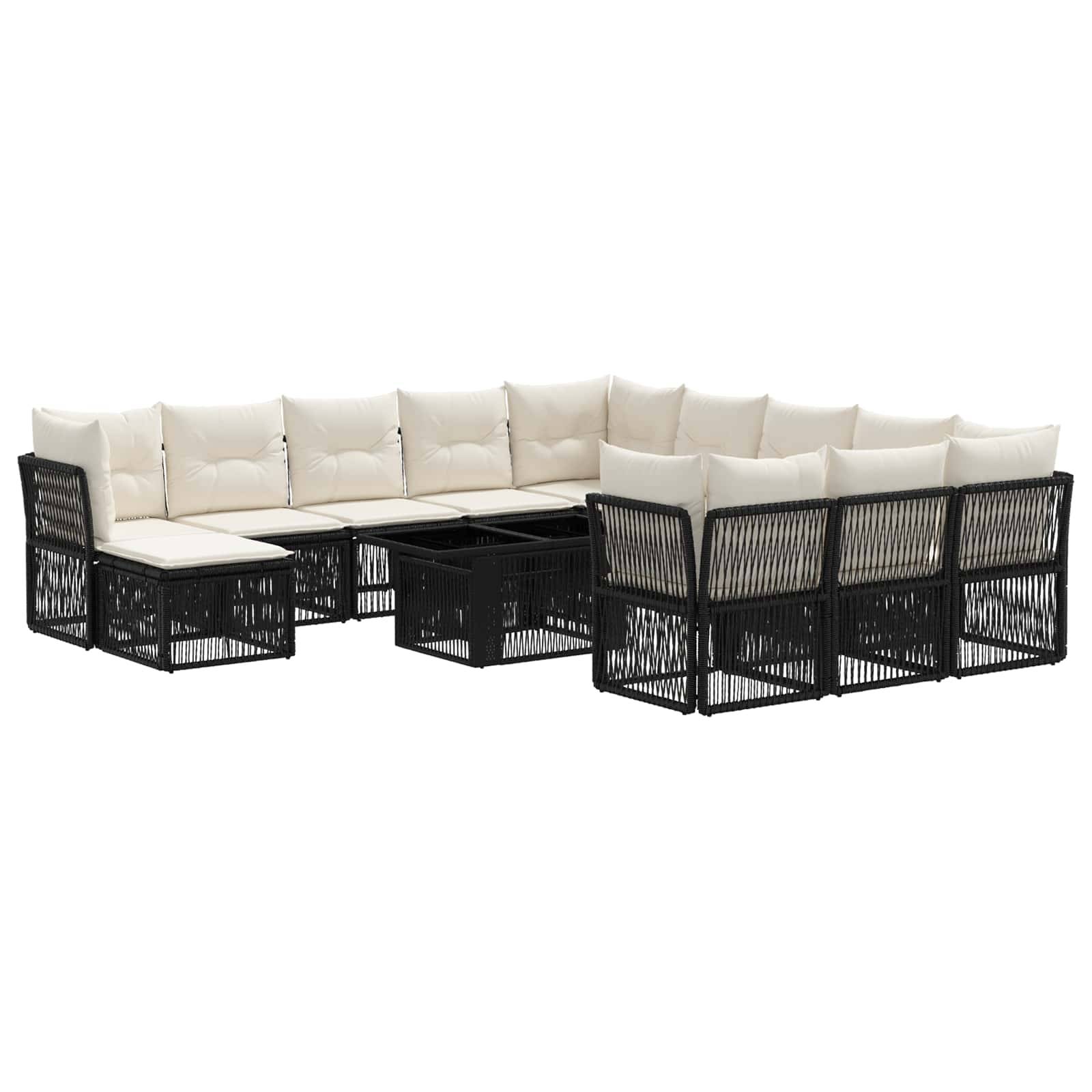 Schwarzes Rattan-Außensofa-Set mit cremefarbenen Kissen, in L-Form angeordnet mit passenden Ottomane-Tischen auf weißem Hintergrund.