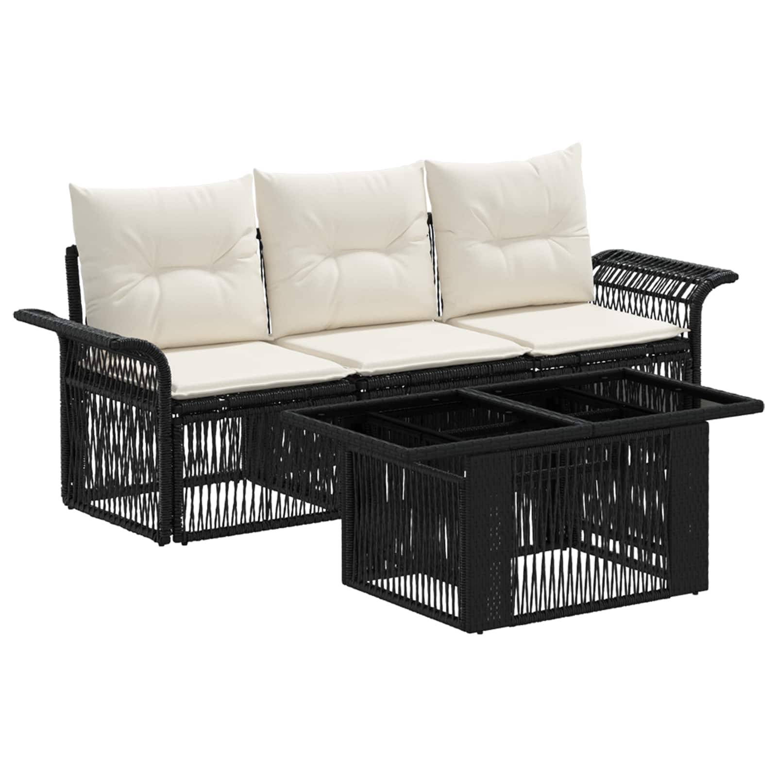 Schwarzes Korbgeflecht-Außensofa mit drei cremefarbenen Kissen und passendem Couchtisch auf weißem Hintergrund.