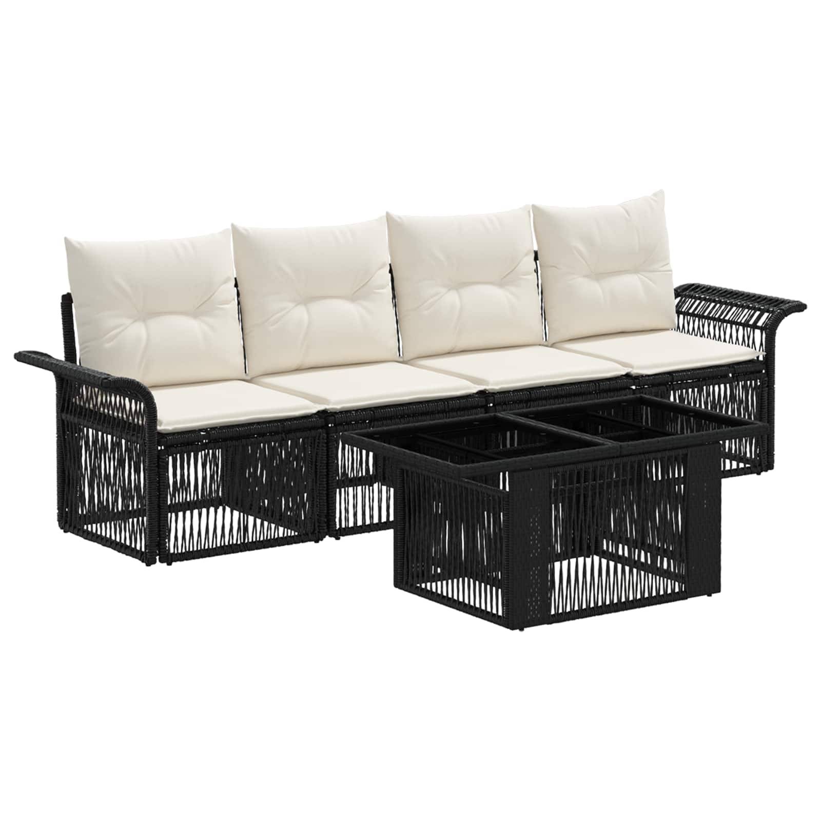 Schwarzes Rattan-Gartensofa mit cremefarbenen Kissen und passendem Couchtisch auf weißem Hintergrund.