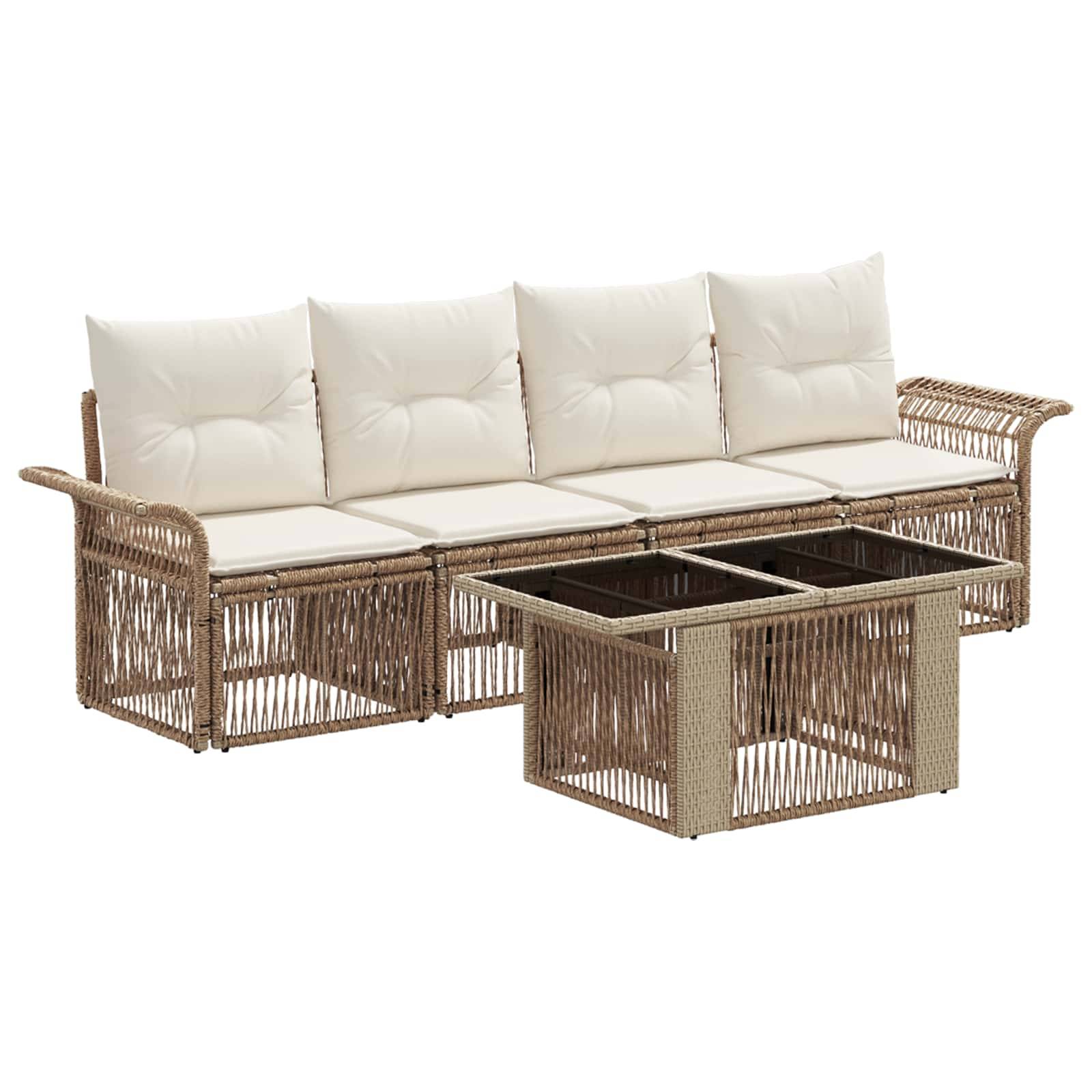 Beige geflochtenes Rattan-Gartensofa mit cremefarbenen Kissen und passendem quadratischen Couchtisch auf weißem Hintergrund