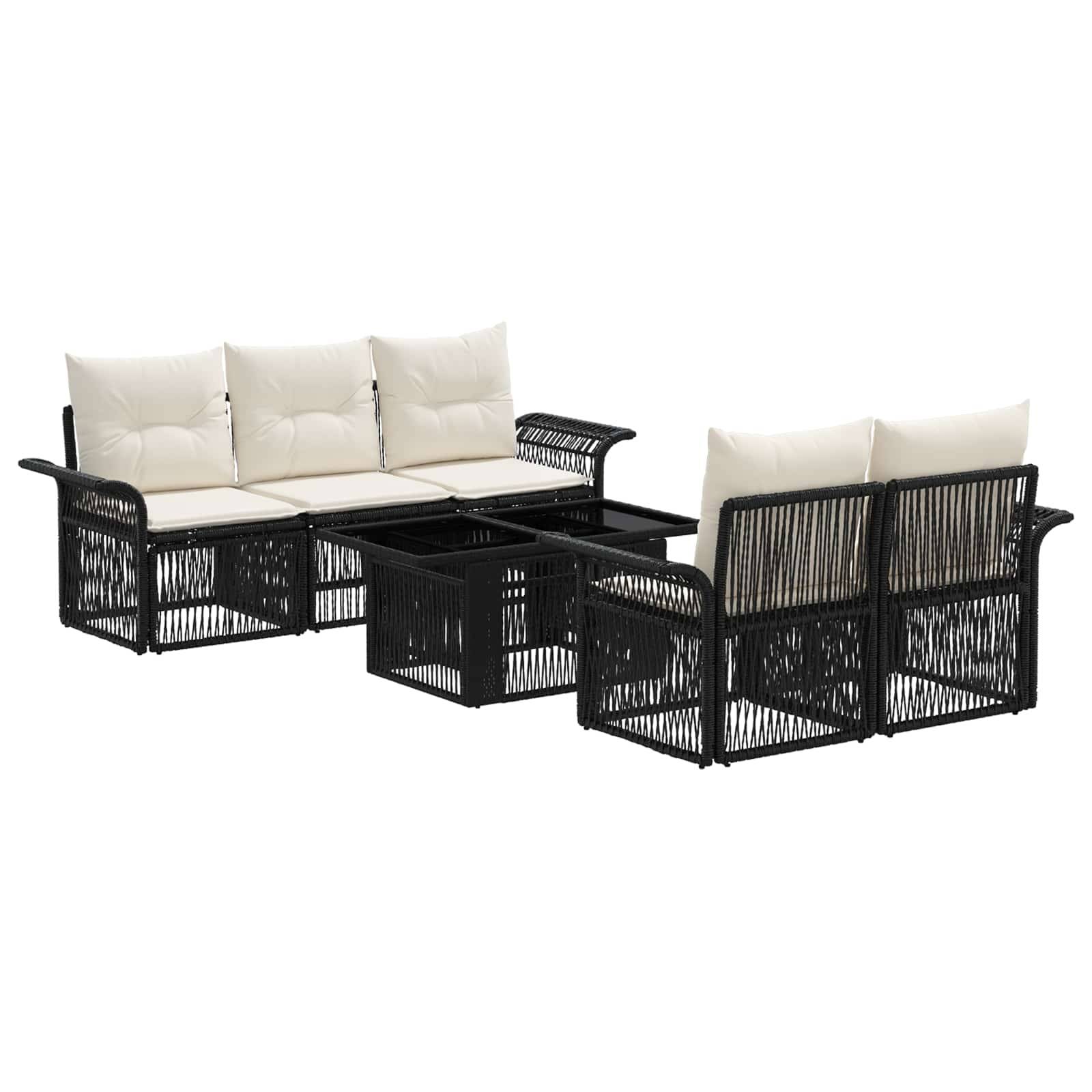 Schwarze Rattanmöbel Outdoor-Lounge mit cremefarbenen Kissen und passendem Couchtisch auf weißem Hintergrund.