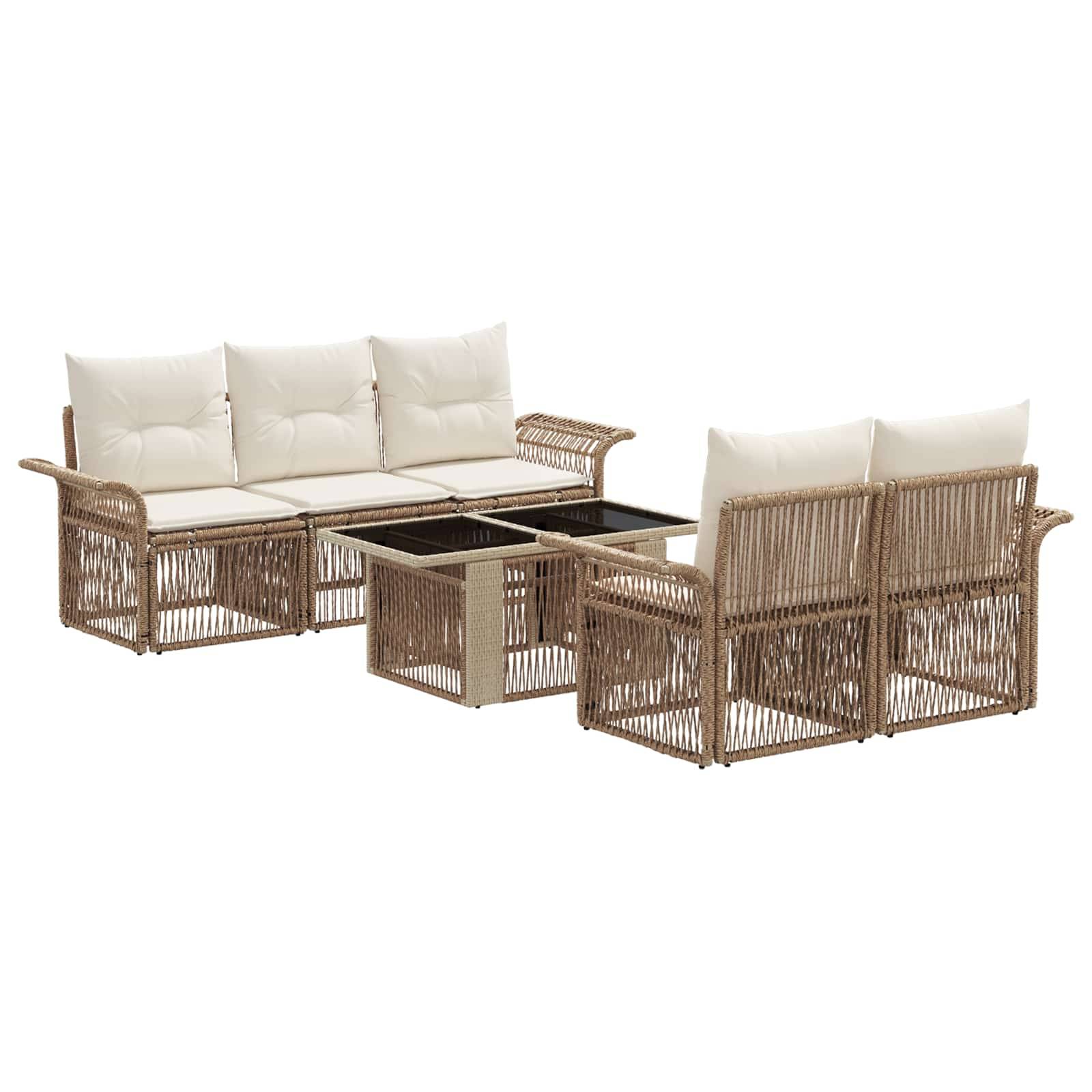 Rattan-Patio-Sofaset mit cremefarbenen Kissen, zwei Zweisitzer-Sofas und einem quadratischen Couchtisch auf weißem Hintergrund.