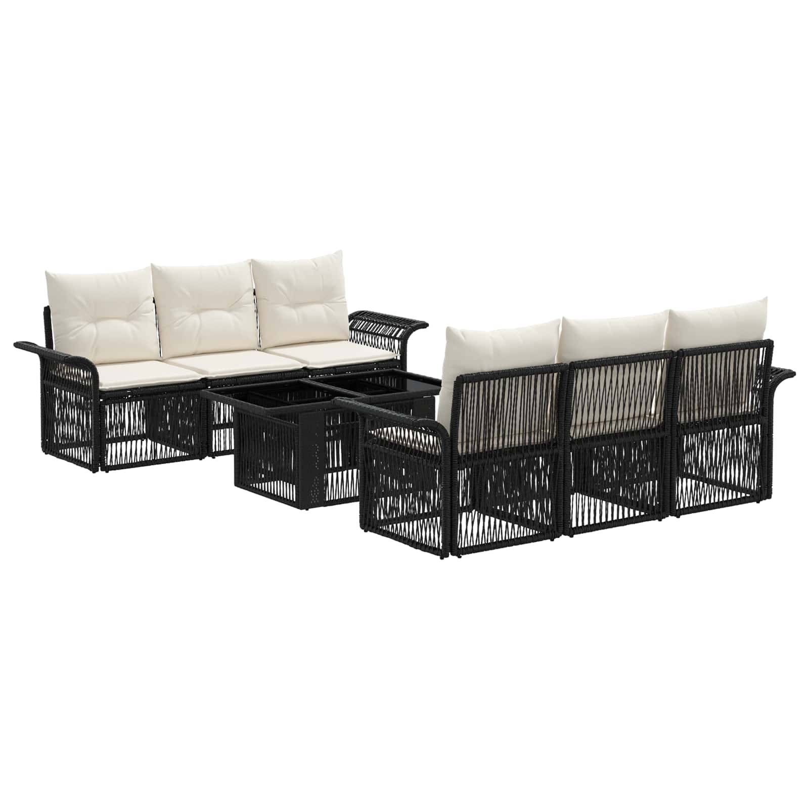 Schwarze Rattan-Außensofa-Garnitur mit cremefarbenen Kissen und einem zentralen Couchtisch mit Glastischplatte, gezeigt in zwei Sitzkonfigurationen.