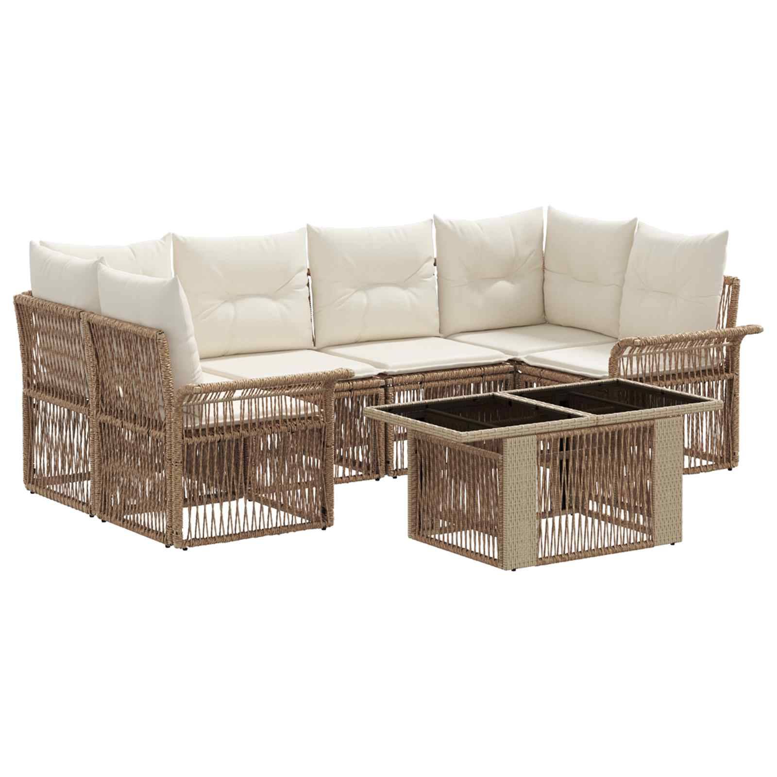 Rattan-Außenlounge mit weißen Kissen und passendem quadratischem Couchtisch auf weißem Hintergrund.