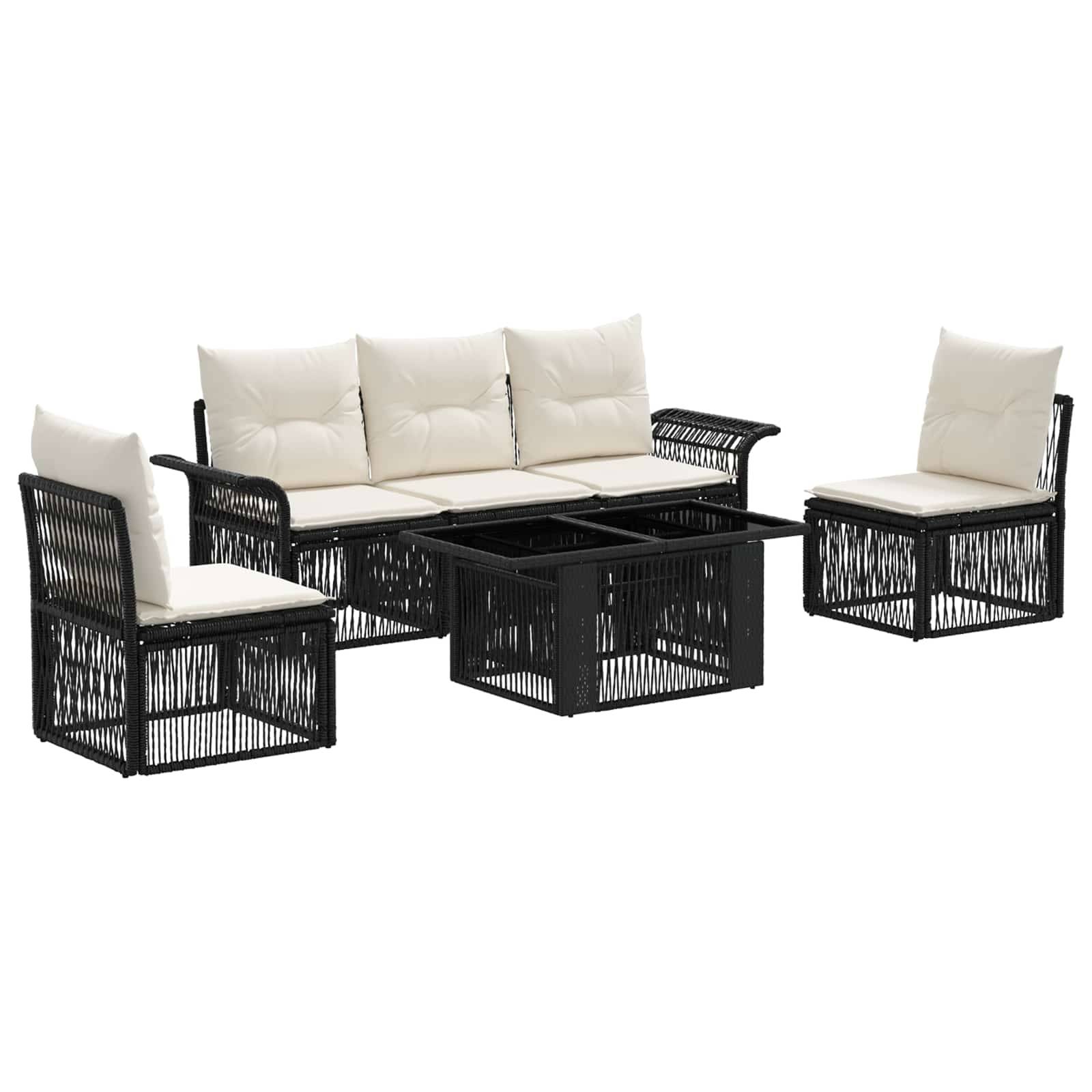Vierteiliges Gartenmöbel-Set für den Außenbereich mit schwarzem geflochtenem Rahmen, beigen Kissen, einem Sofa, zwei Stühlen und einem Couchtisch mit Glastischplatte auf weißem Hintergrund.
