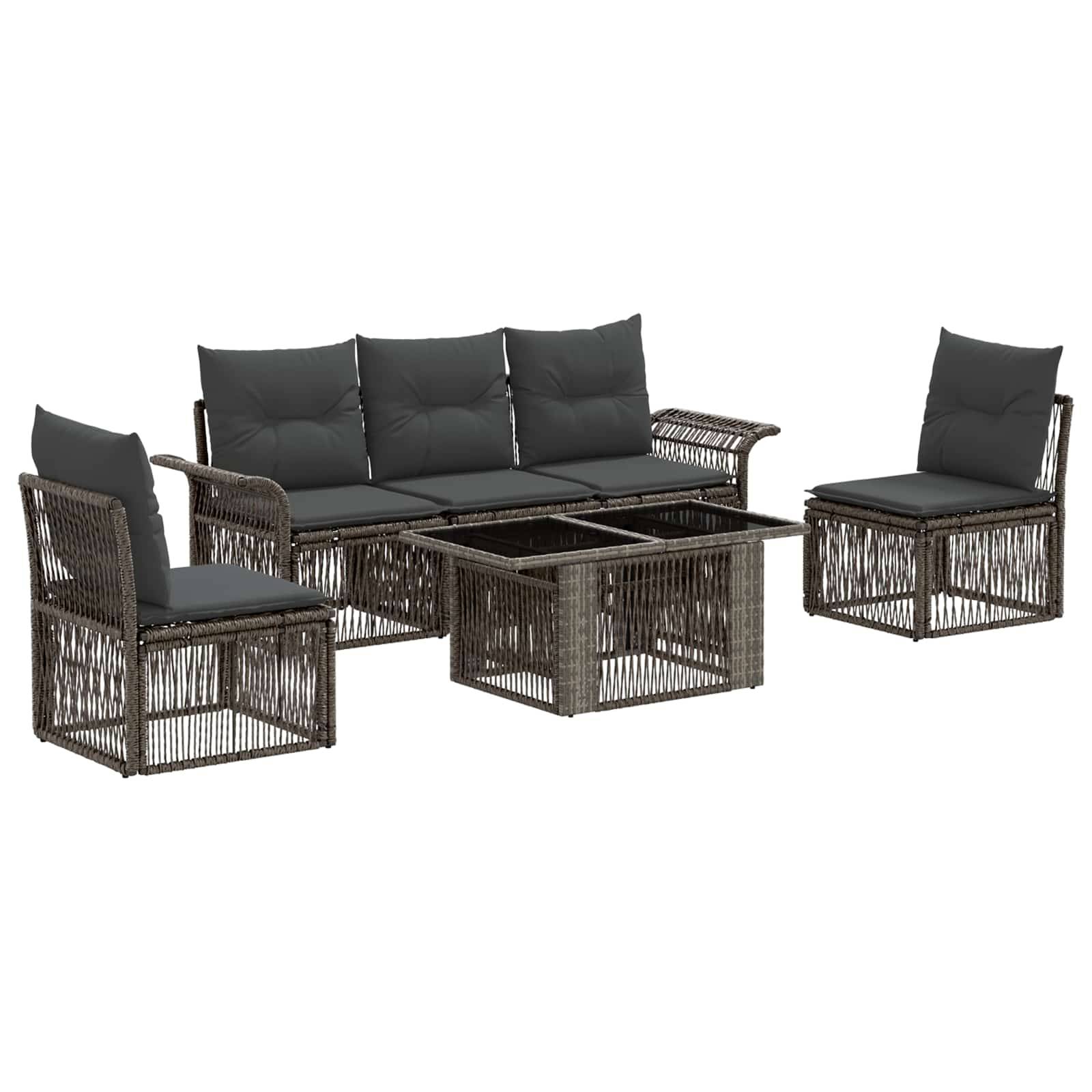Outdoor-Rattanmöbel-Terrassensitzgarnitur mit Sofa, zwei Stühlen und Glastisch, jeweils mit dunklen Sitzkissen auf weißem Hintergrund