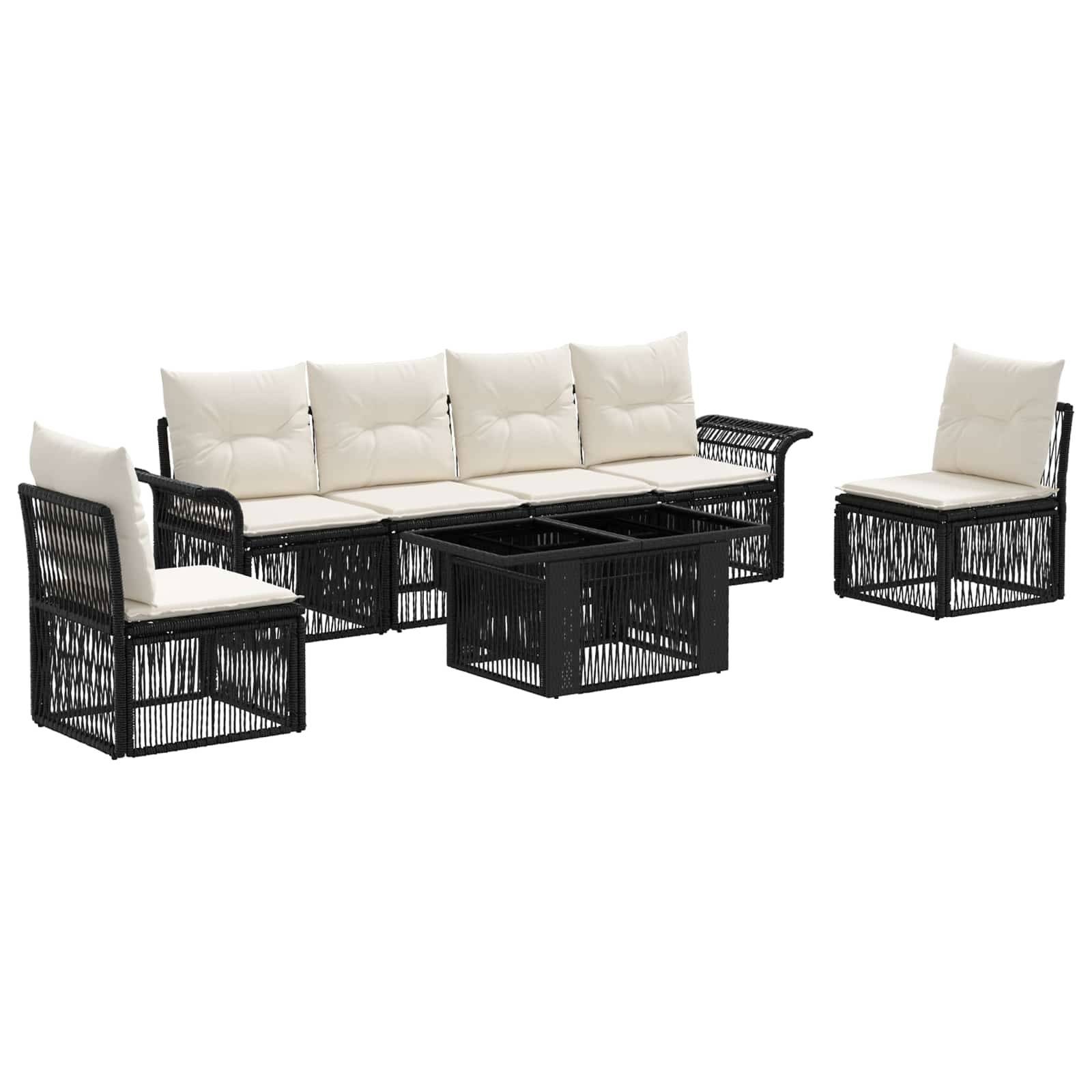 Schwarze Rattanmöbel für den Außenbereich mit Sofa, zwei Stühlen und einem Glastisch mit Metallrahmen, jedes Stück mit hellbeigen Kissen.
