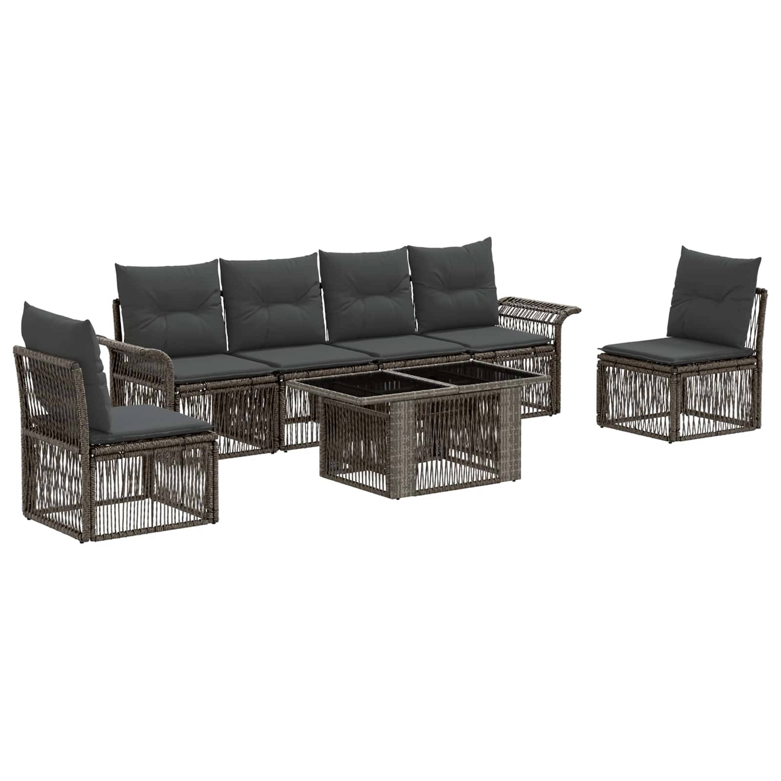 Braunes Rattangarnituren-Set für die Terrasse mit Sofa, zwei Stühlen und einem Couchtisch mit dunklen Kissen