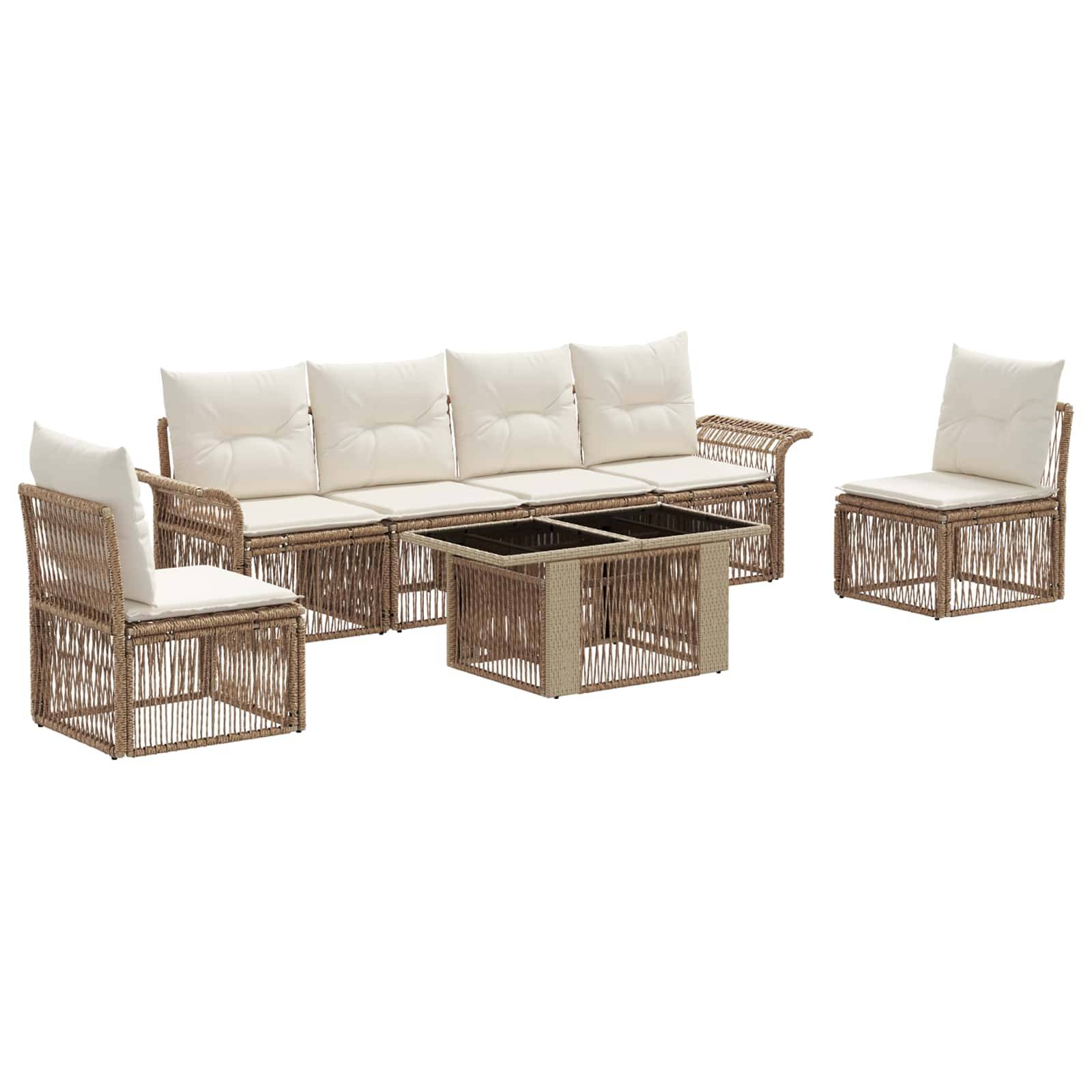 Outdoor-Polyrattan-Sitzmöbel-Set mit Sofa, zwei Sesseln und passendem Couchtisch mit Kissen auf weißem Hintergrund.