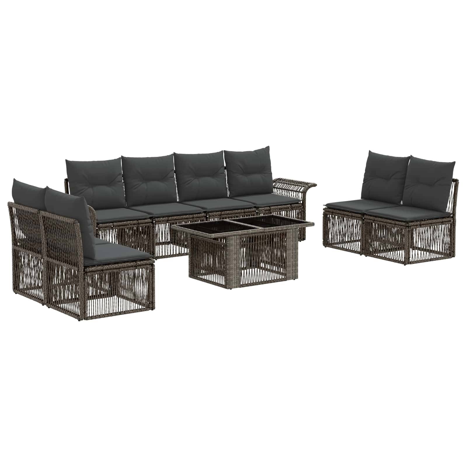 Outdoor-Rattangarnitur für die Terrasse mit dunklen Kissen: Ecksofa, zwei Sessel und zwei Couchtische auf weißem Hintergrund.