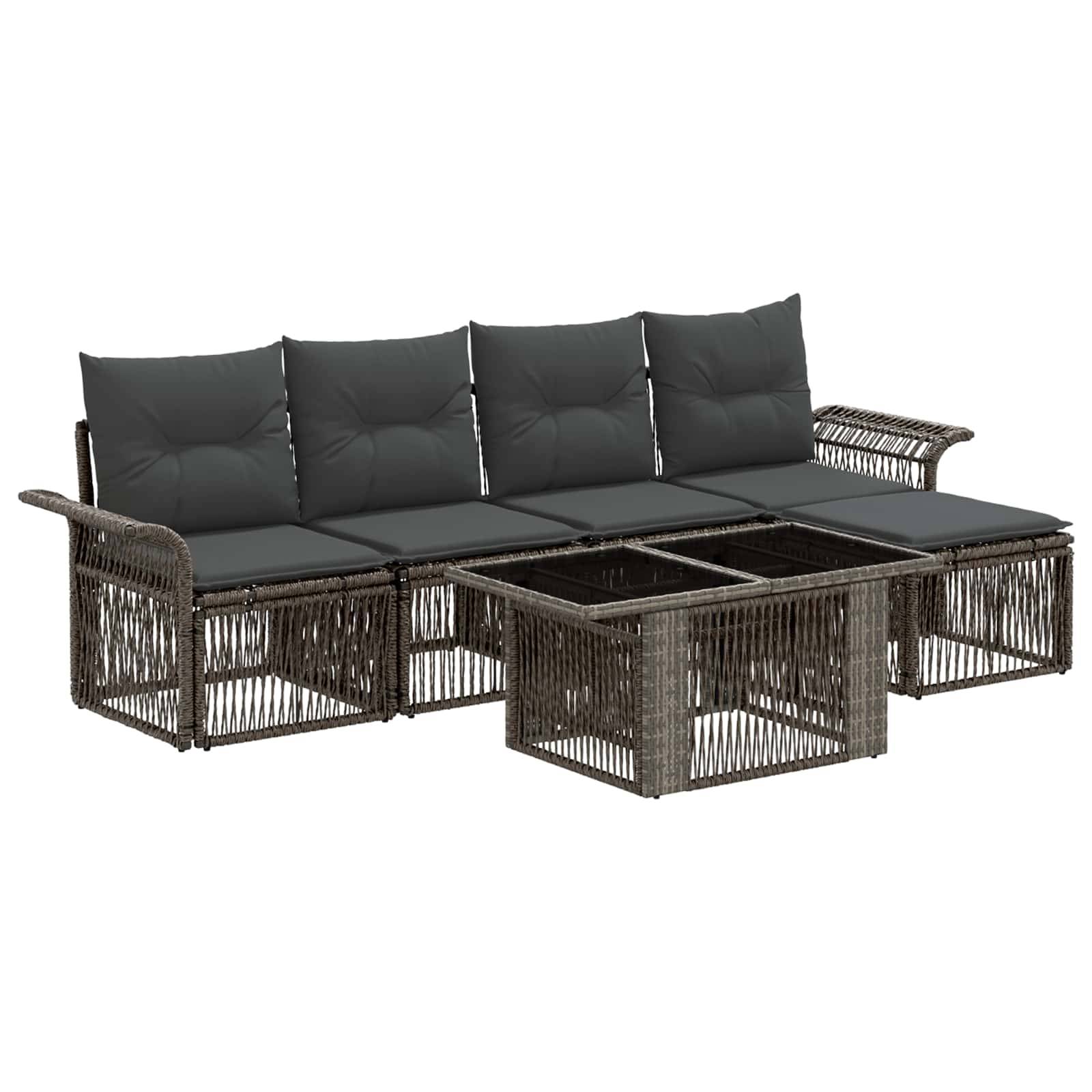 Outdoor-Rattanecksofa mit dunklen Kissen und passendem Glastisch mit Glasplatte, gezeigt auf weißem Hintergrund.