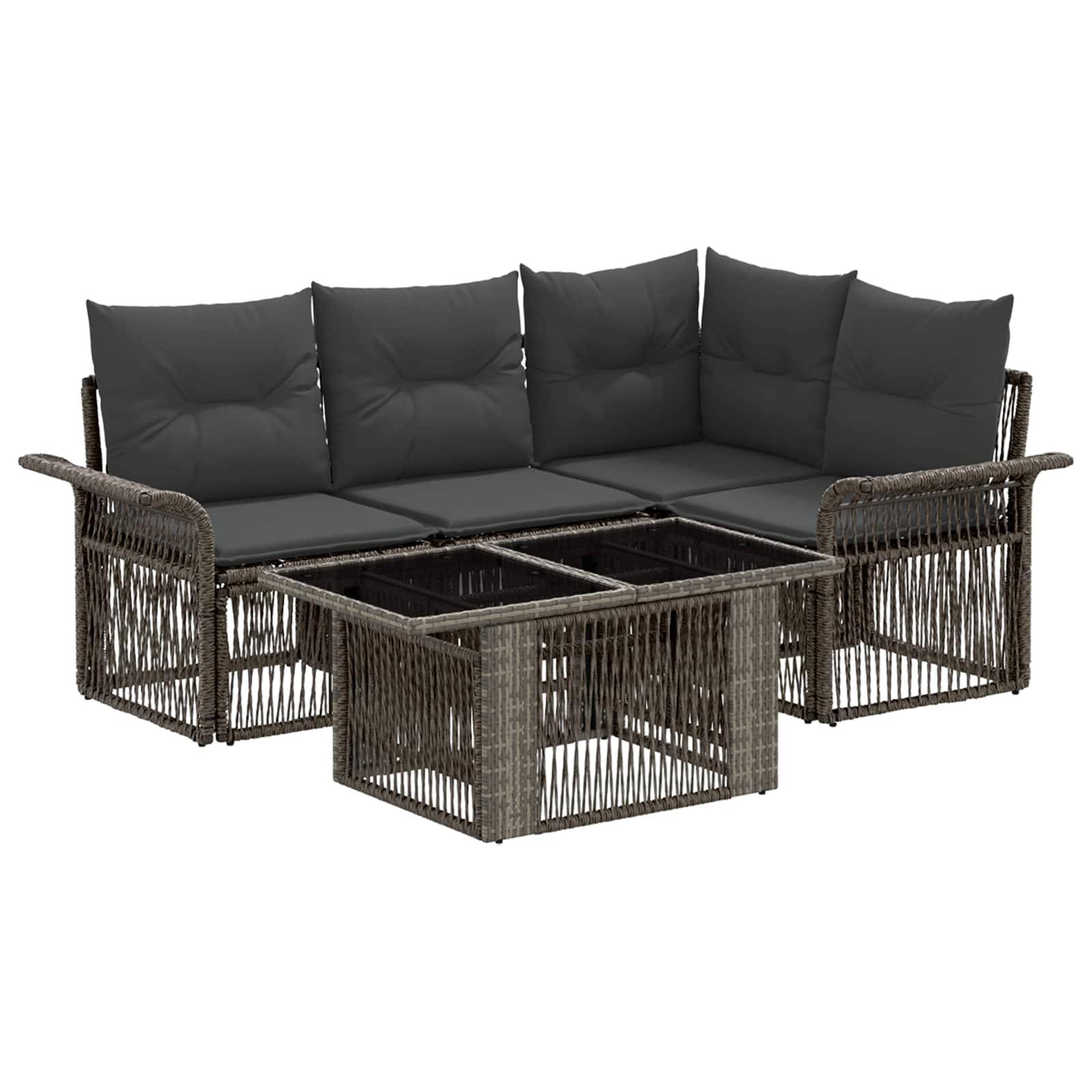 Rattan-Gartensofagarnitur mit dunkelgrauen Kissen und passendem quadratischem Couchtisch auf weißem Hintergrund.