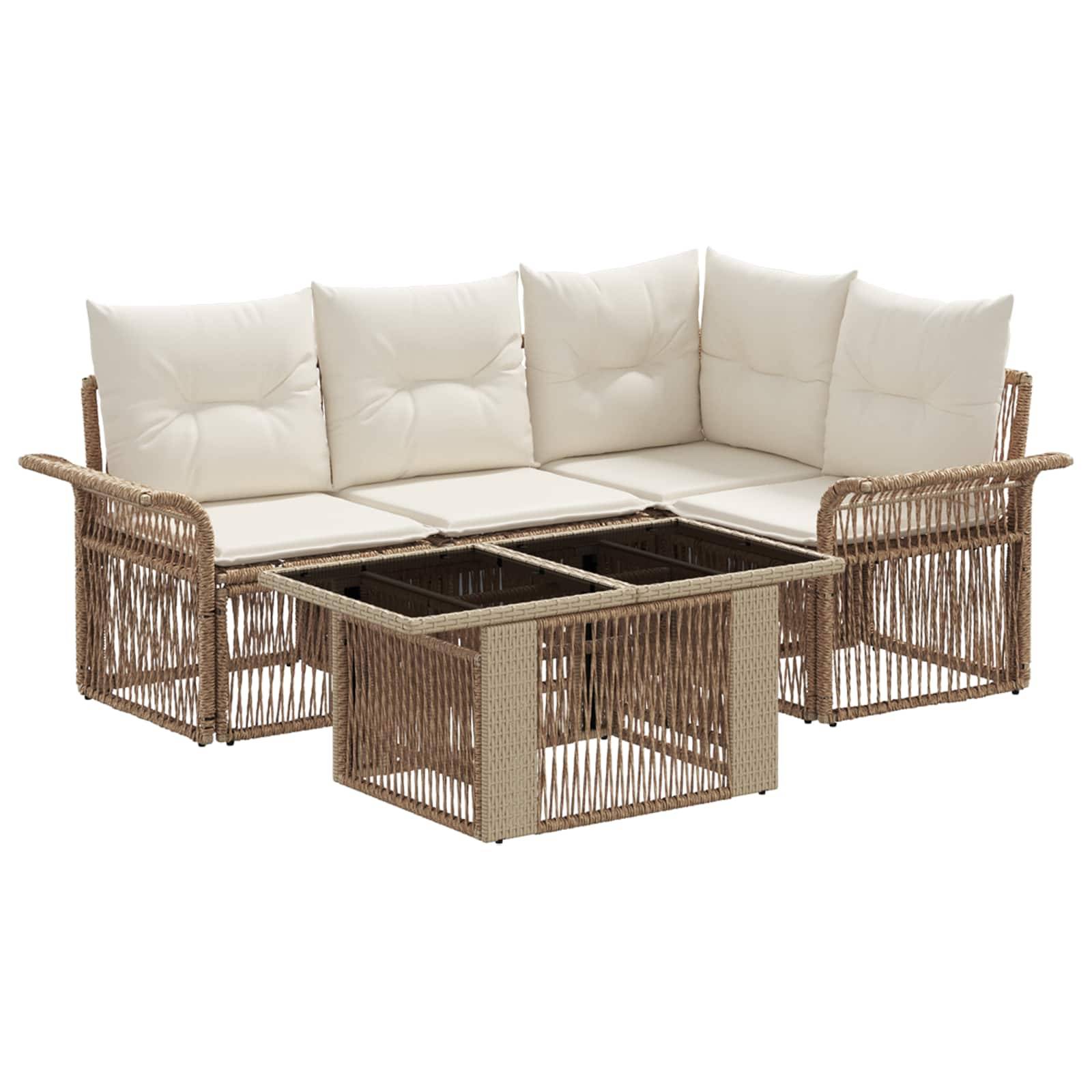 Outdoor-Korbsektional-Sofa mit cremefarbenen Kissen und integrierten rechteckigen Couchtischen.