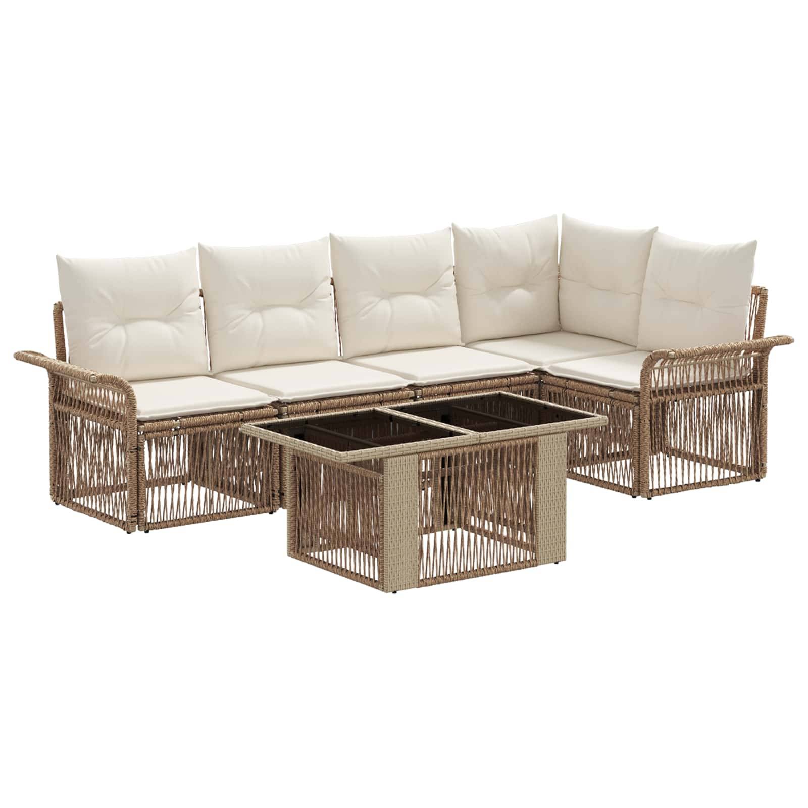 Braunes Korbgeflecht-Außensektionalsofa mit weißen Kissen und passendem quadratischem Couchtisch vor weißem Hintergrund.
