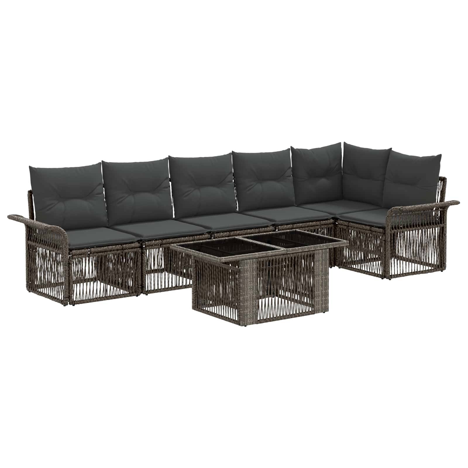 Braunes Rattan-Außensofa mit dunklen Kissen und passendem Glastisch auf weißem Hintergrund