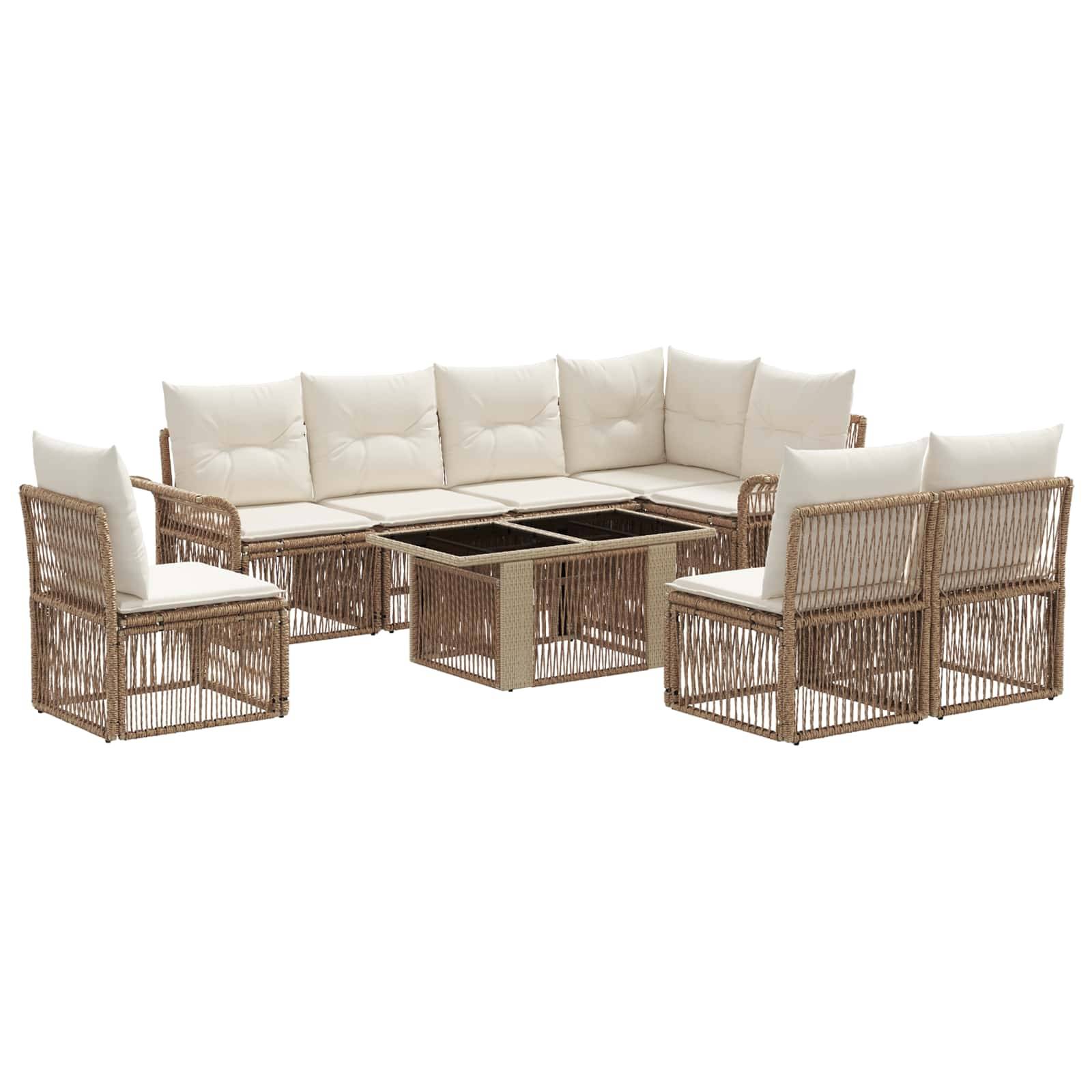 Outdoor-Rattangarnitur mit cremefarbenen Kissen und Glastisch auf weißem Hintergrund.