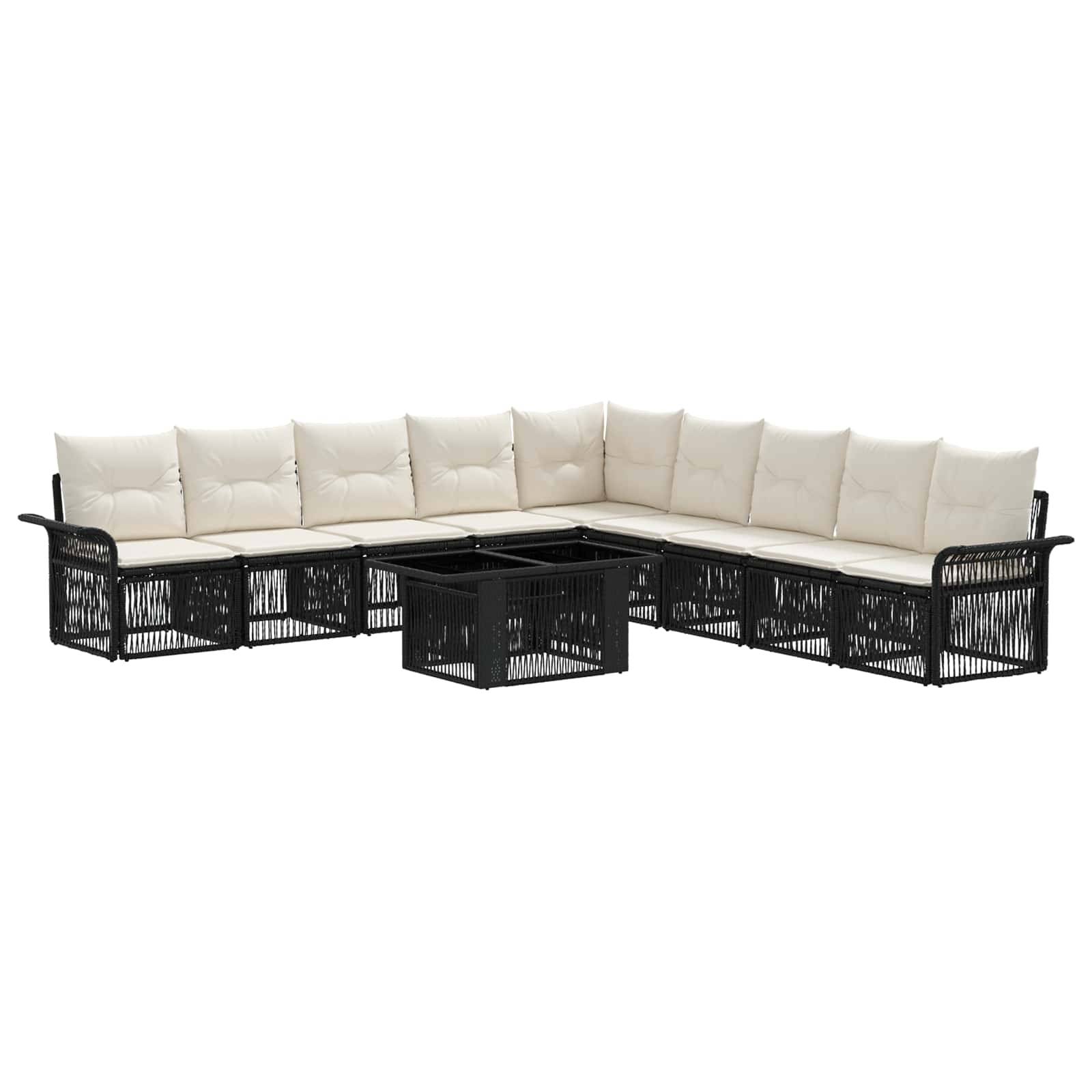 Schwarzes Korbgeflecht-Sitzmöbel in L-Form für die Terrasse mit cremefarbenen Kissen und passendem quadratischem Couchtisch auf weißem Hintergrund.