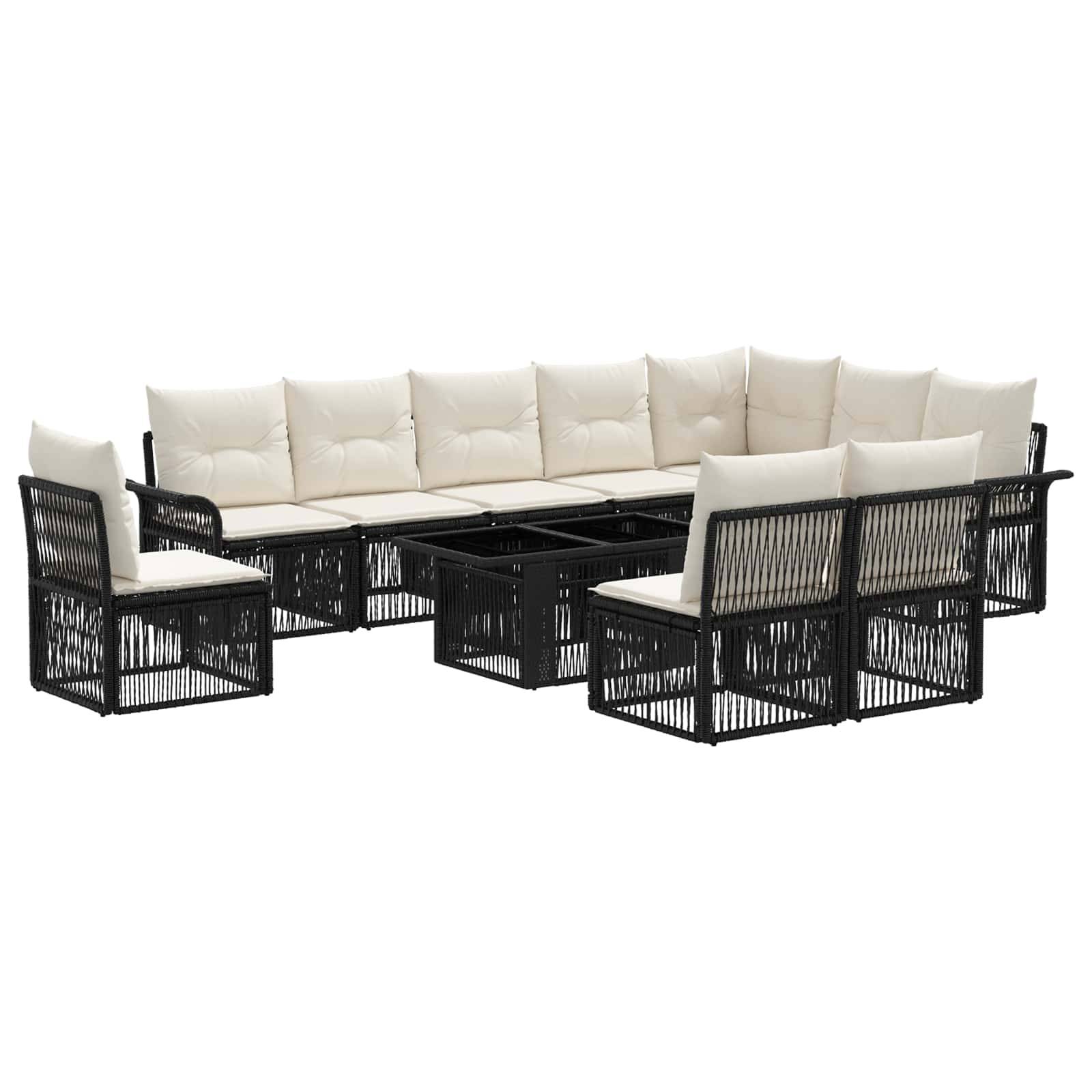 Schwarze Rattan-Gartensofagarnitur mit cremeweißen Kissen und Glastischen, in U-Form angeordnet.