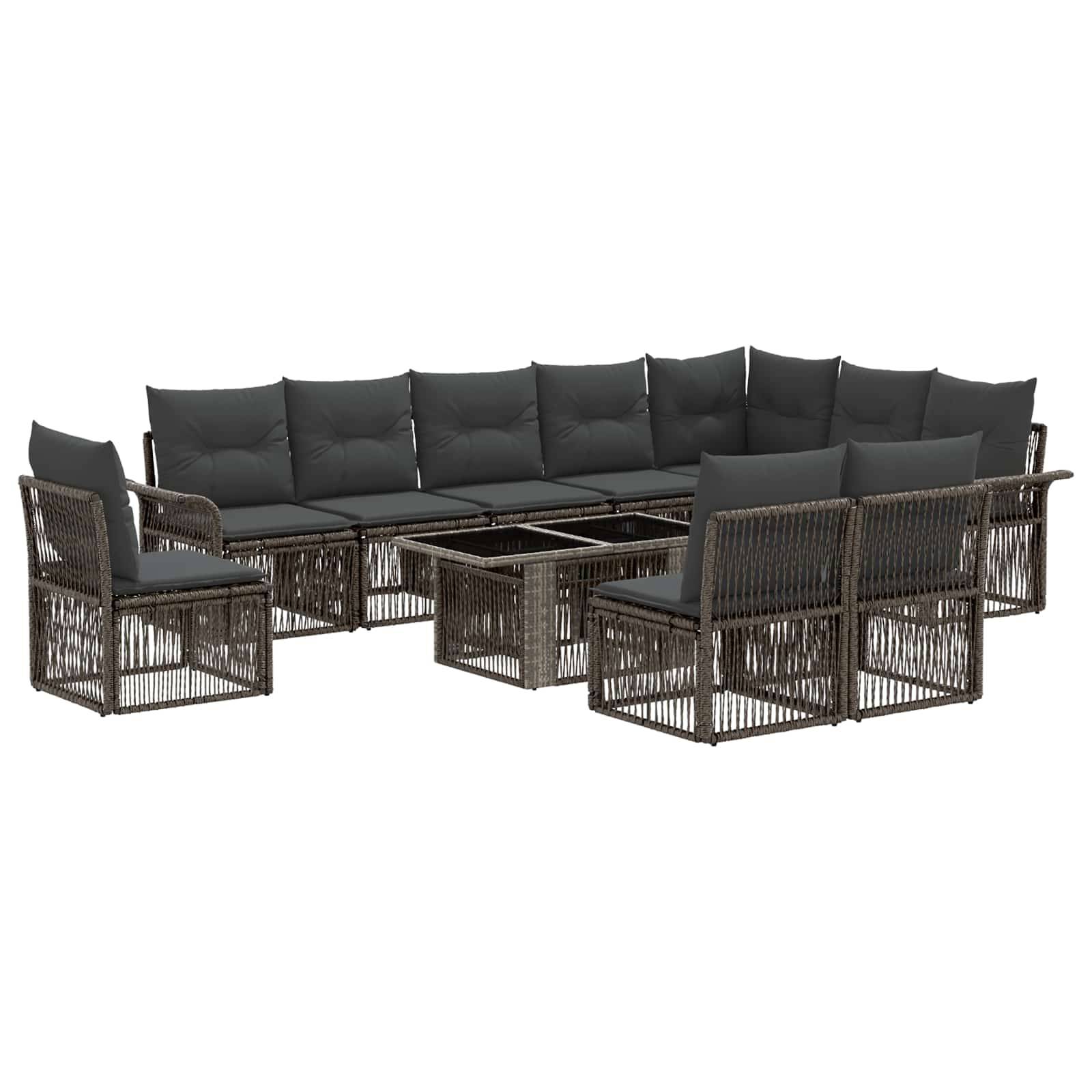 Outdoor-Rattangarnituren-Set für die Terrasse mit dunklen Kissen, Glastische und zwei Sessel auf weißem Hintergrund.