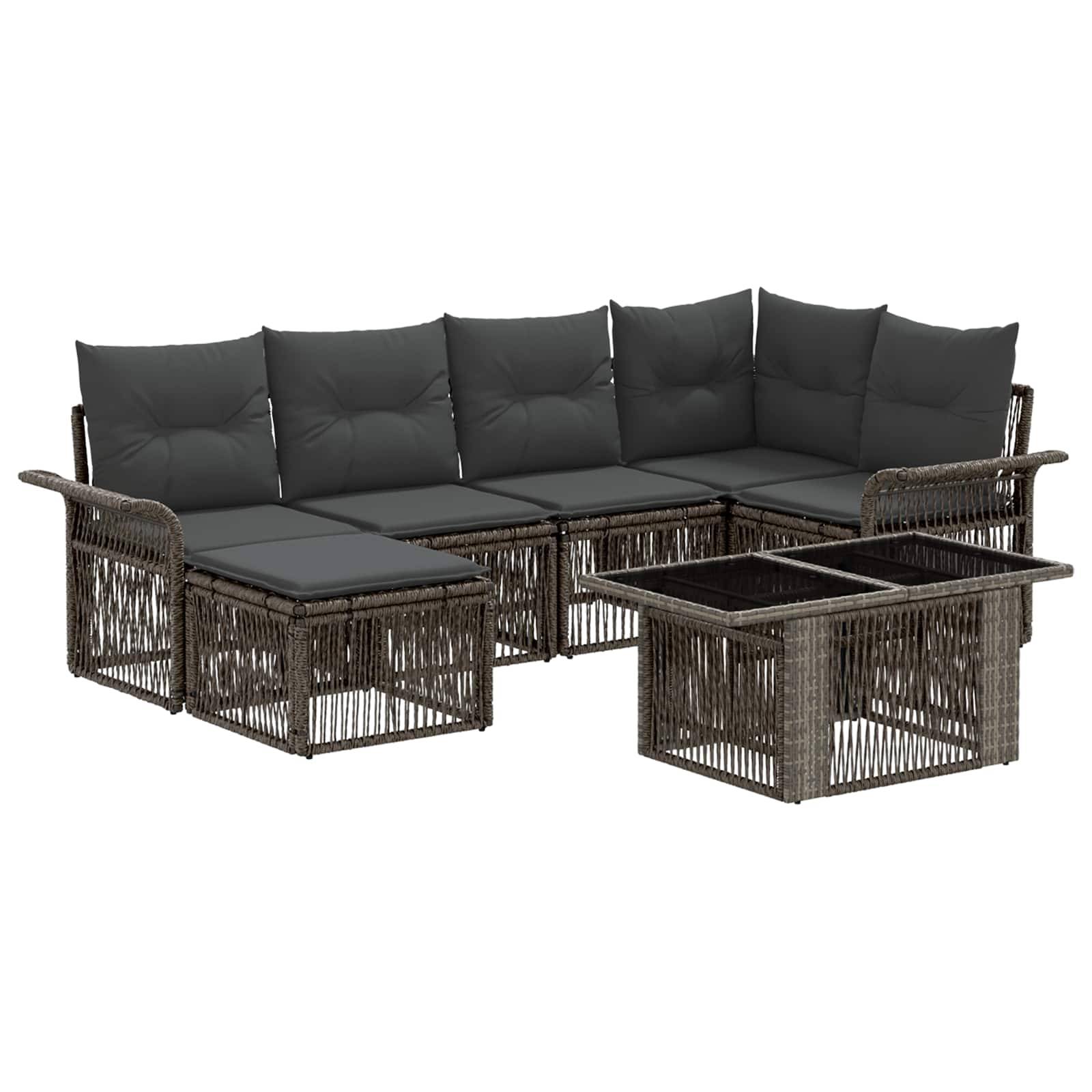 Outdoor-Rattansektionalsofa mit dunklen Kissen und passendem quadratischem Couchtisch auf weißem Hintergrund.