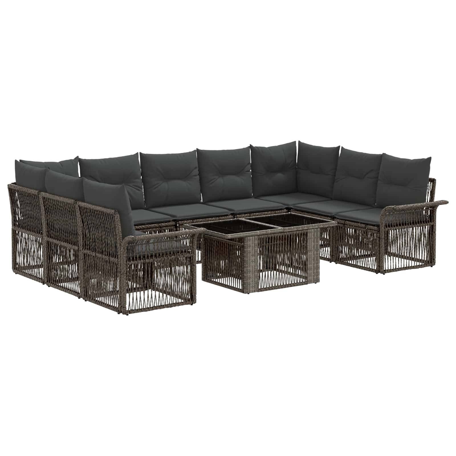 Braunes Rattan-Gartensektionalsofa mit dunkelgrauen Kissen und zwei passenden Couchtischen auf weißem Hintergrund