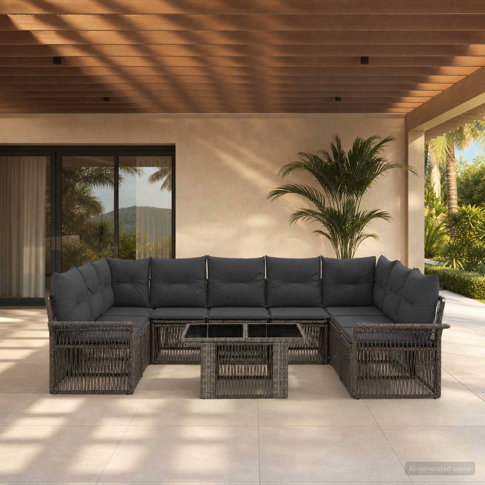 Überdachte Terrasse im Freien mit einem dunklen Rattan-Ecksofa und Couchtisch unter einer überdachten Veranda, mit Glasschiebetüren und Palmen im Hintergrund.