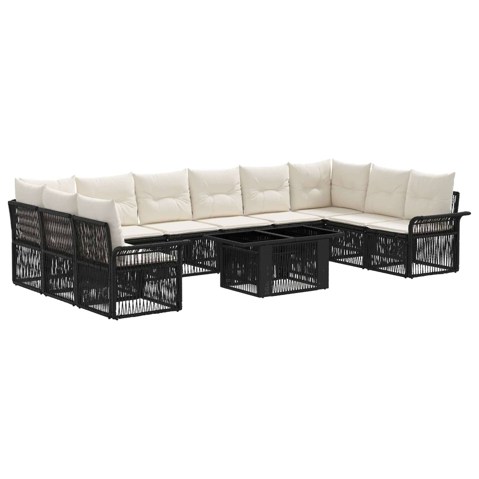 Outdoor-Modulsofa mit schwarzem Flechtrahmen und cremefarbenen Kissen, in L-Form angeordnet mit passendem Couchtisch.